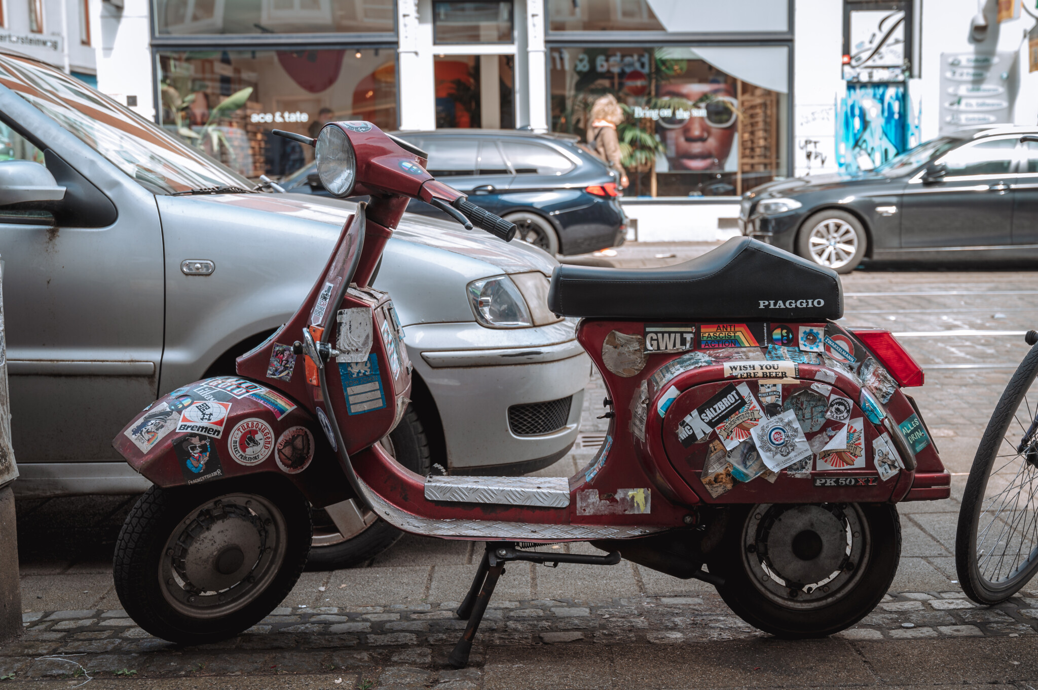 Ein altes Moped mit Aufklebern