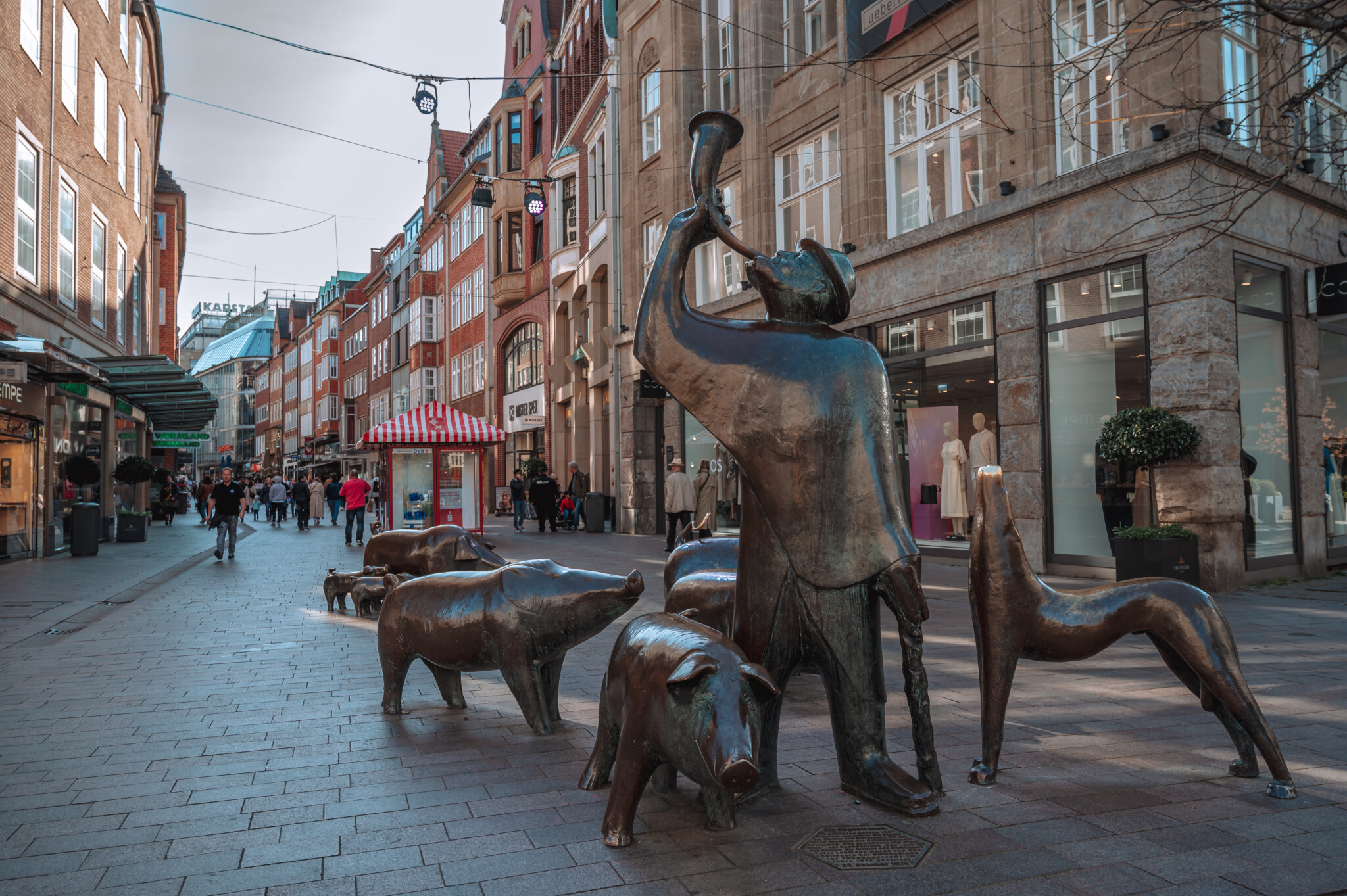 Die Statue des Schweinehirts und seiner Herde in Bremens Altstadt 