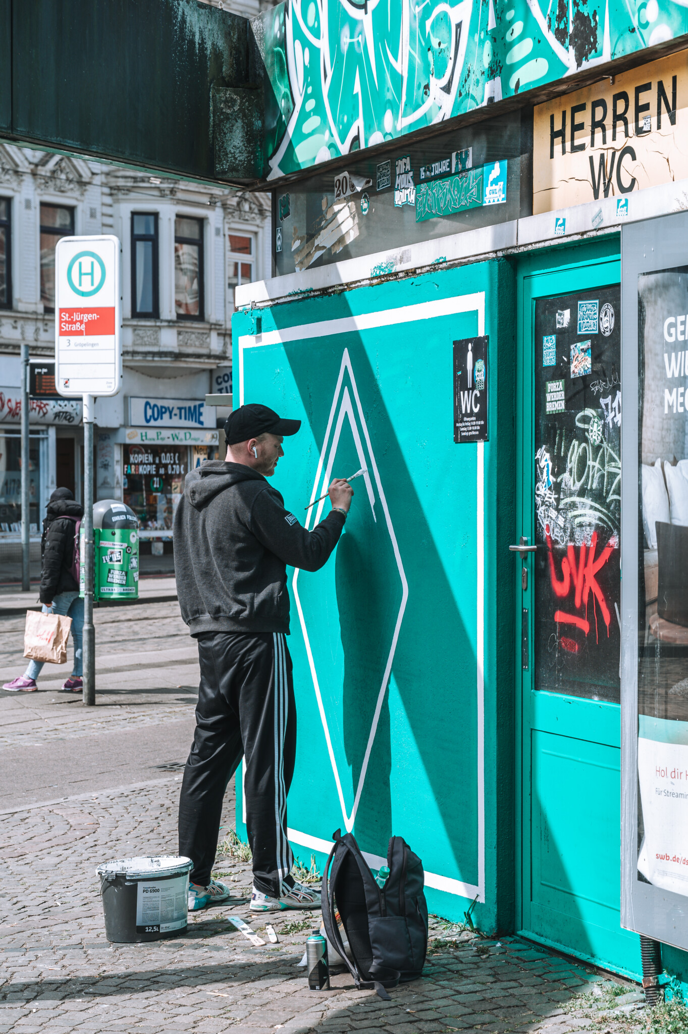 Ein Fan malt das Logo von Werder Bremen an eine Wand