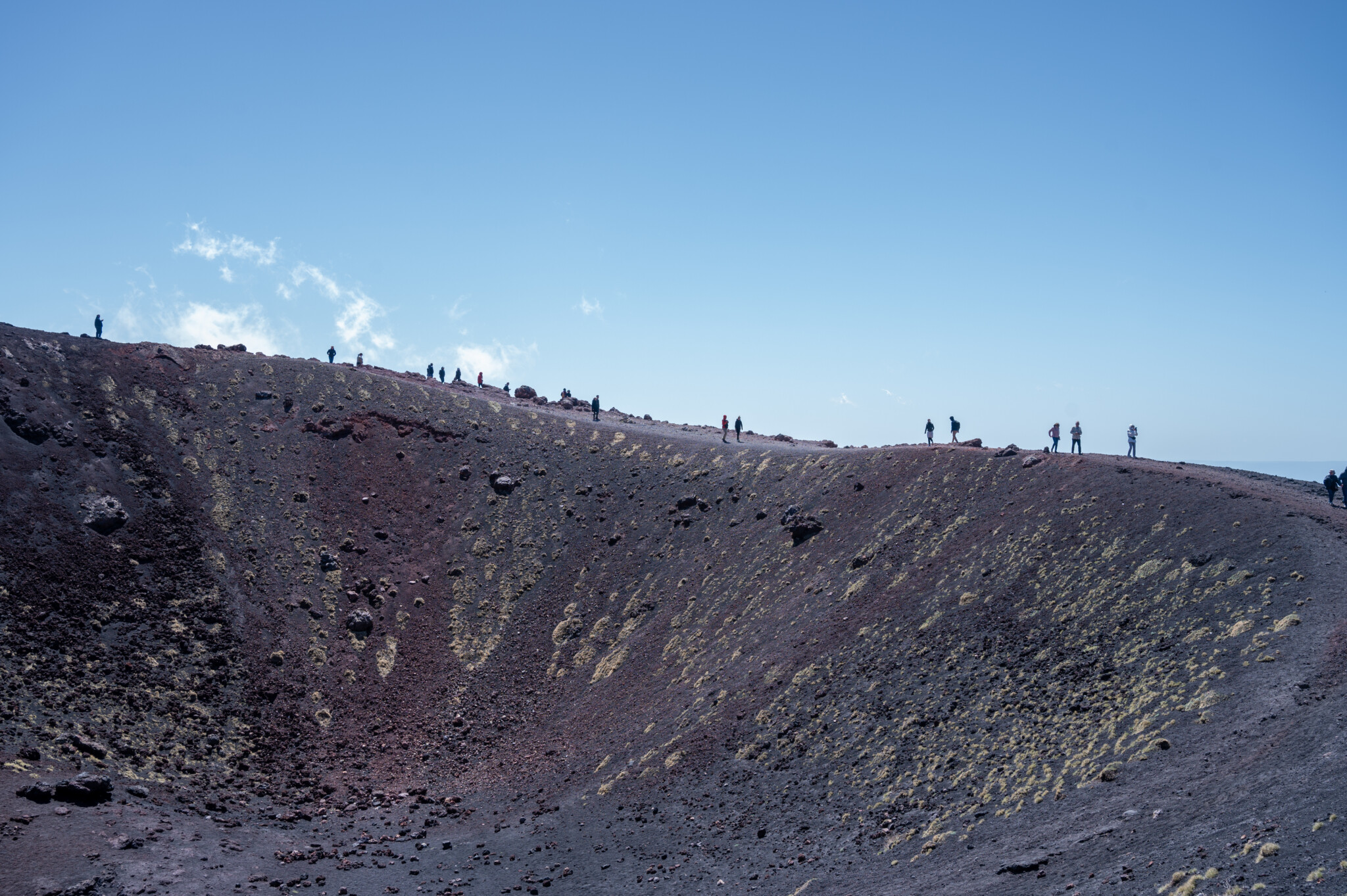 Eine Wanderung auf einem Krater des Vulkan Ätna bei Catania in Sizilien zählt zu den Highlights