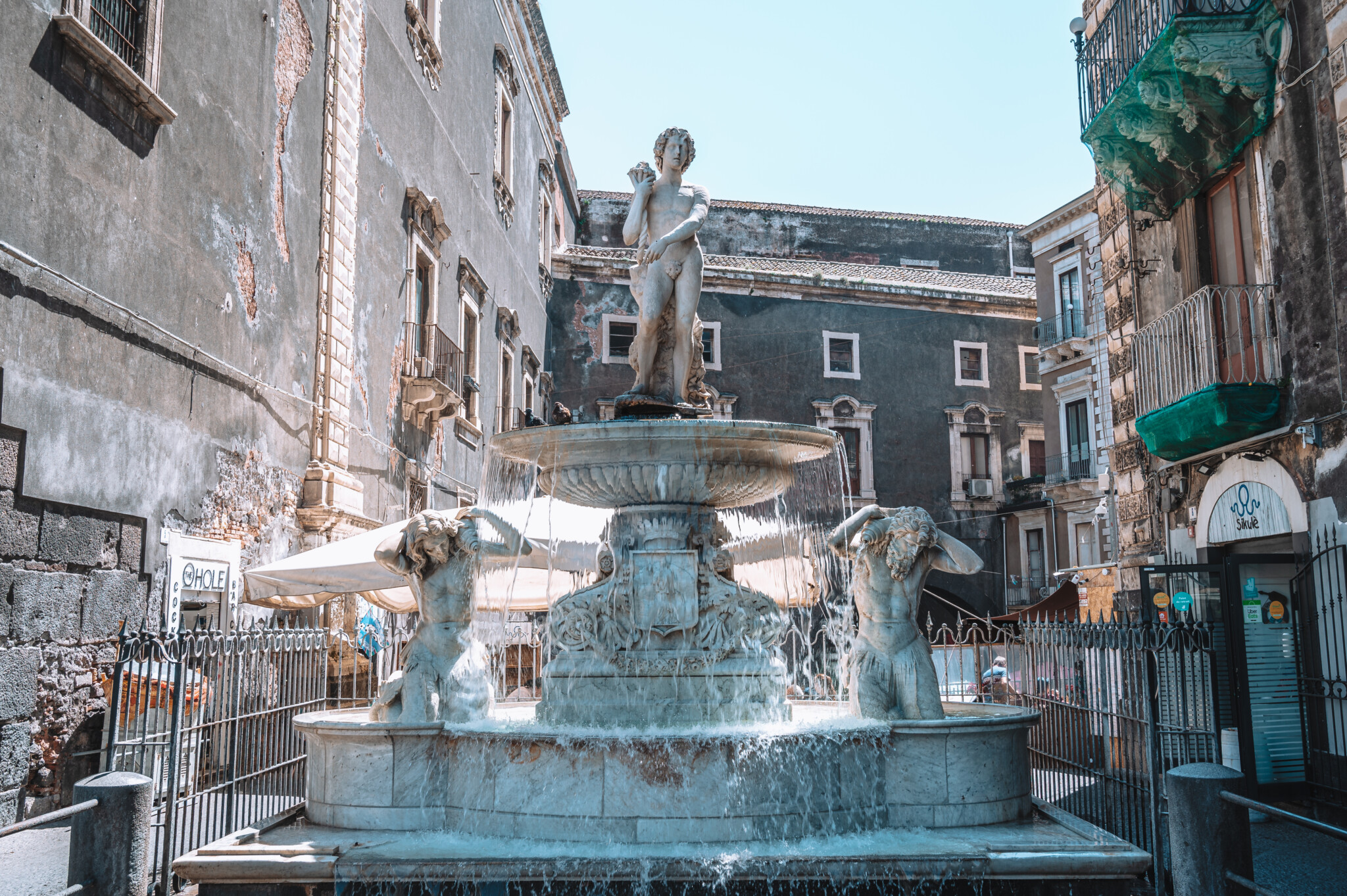 Der Fontana Dell’Amenano in der Hafenstadt Catania