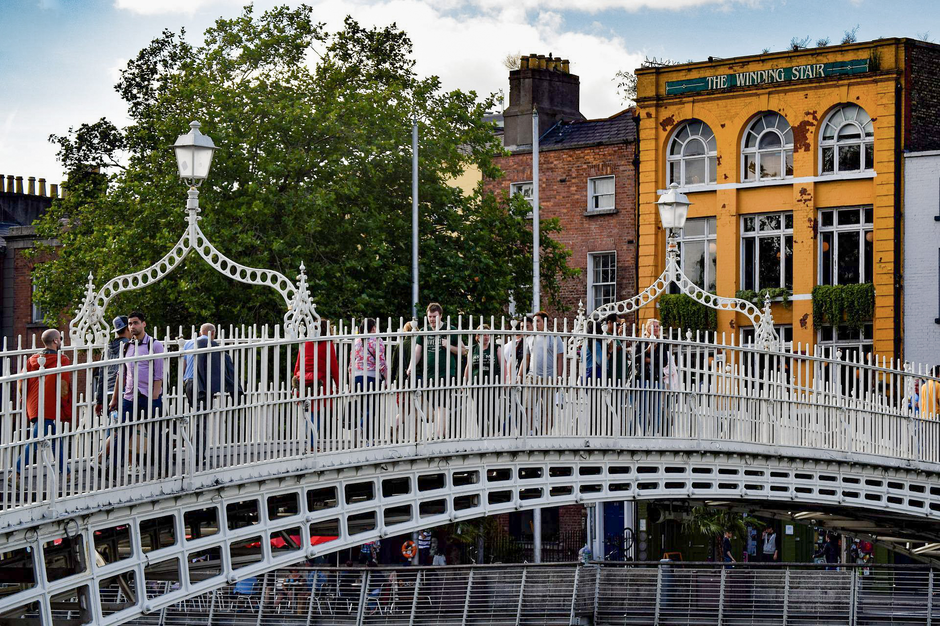 Die Ha’penny Bridge zählt zu den Sehenswürdigkeiten in Dublin