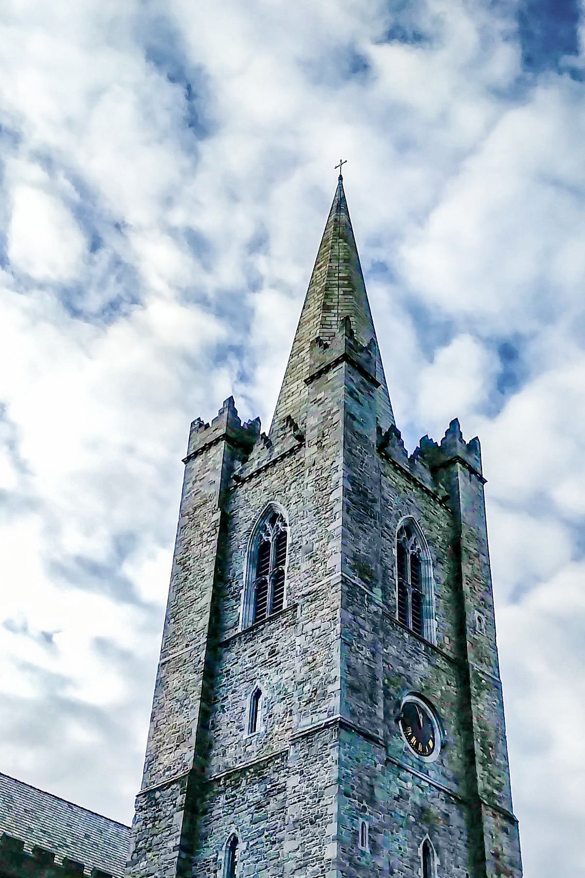 Kirchturm der St. Patrick’s Cathedral in Dublin, Irland