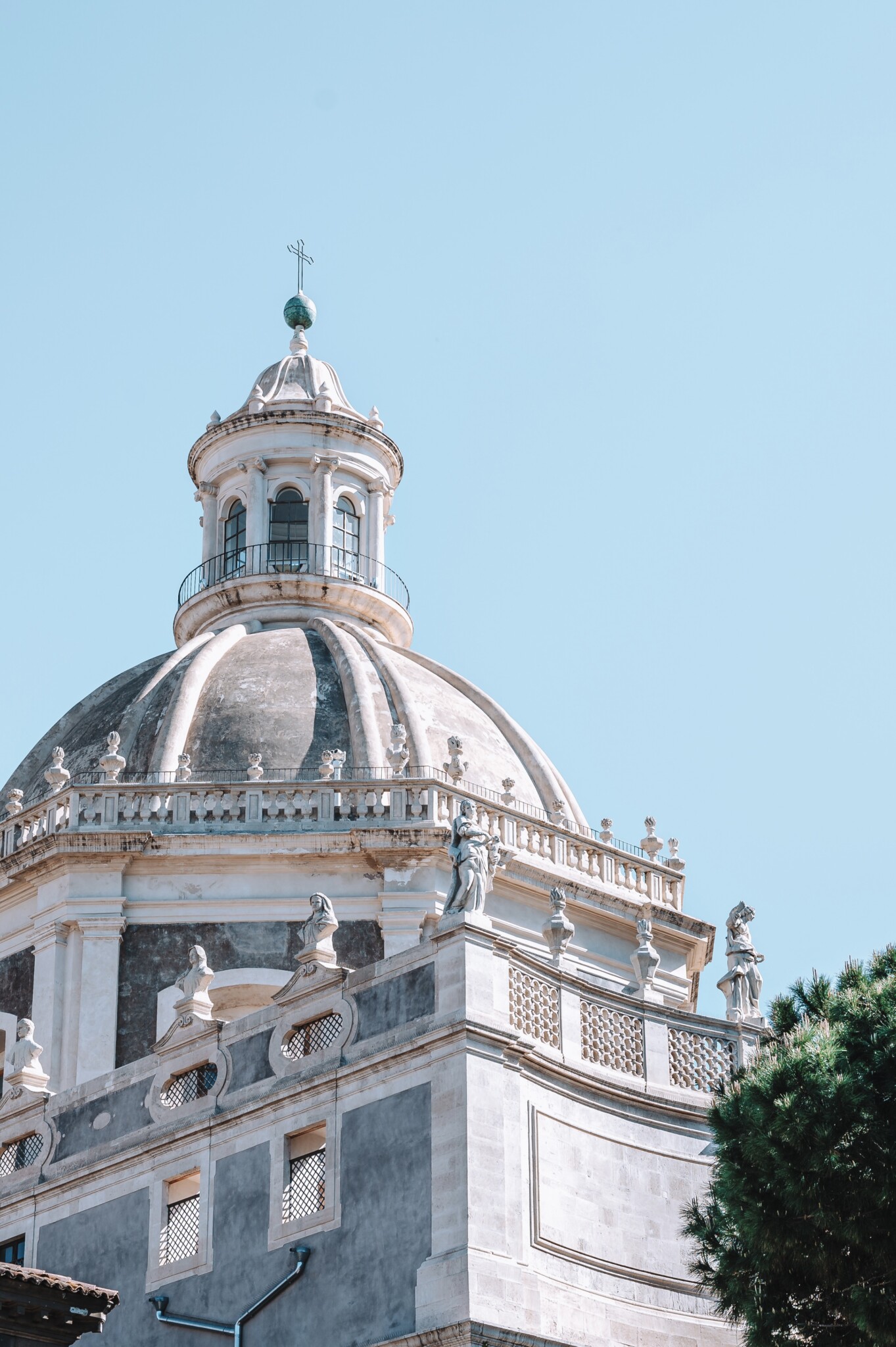 Die Kuppel der Kirche Sant Agata in Catania ist eine Aussichtsplattform