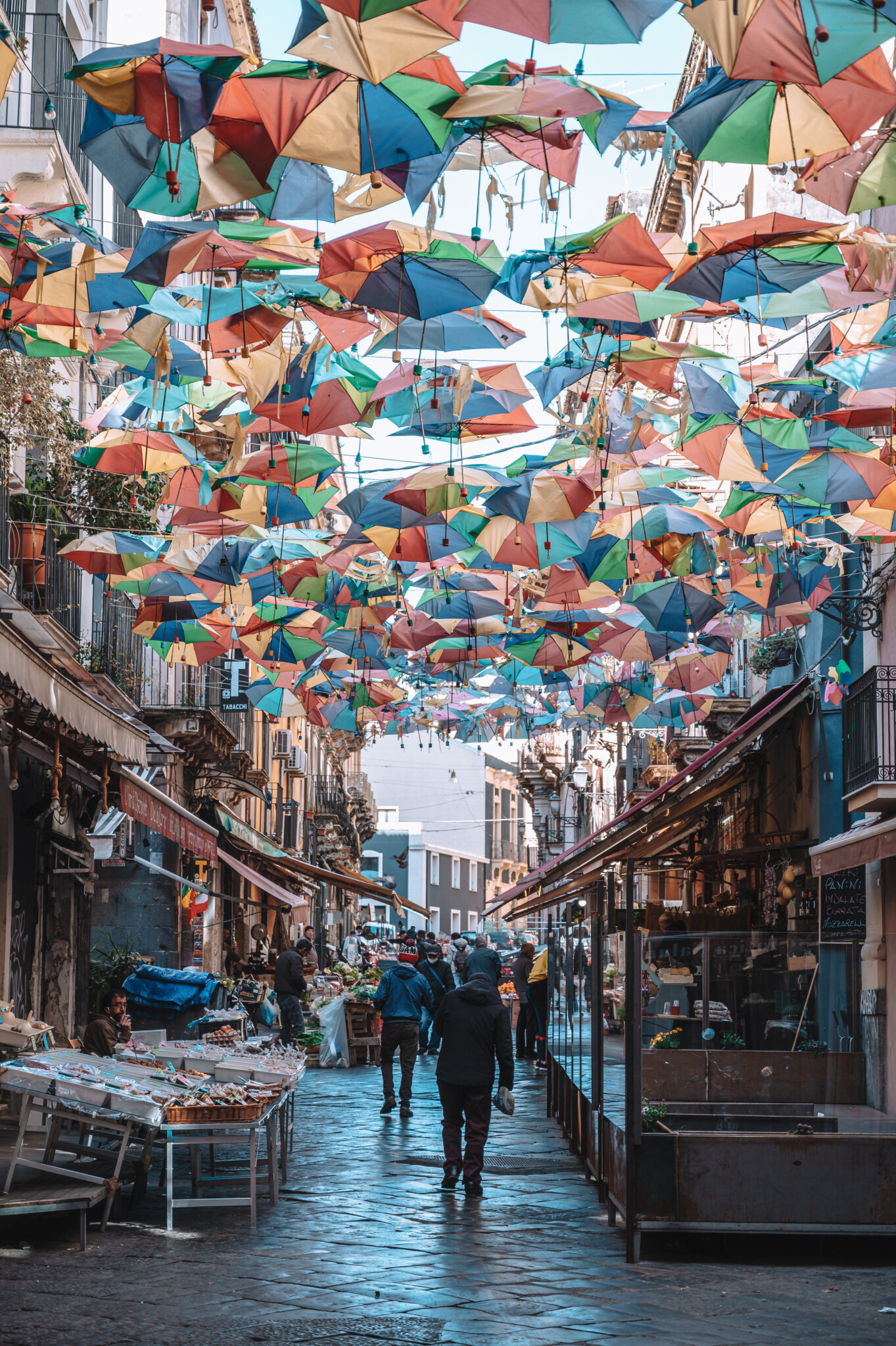 Eine Regenbogengasse beim Fischmarkt in Catania