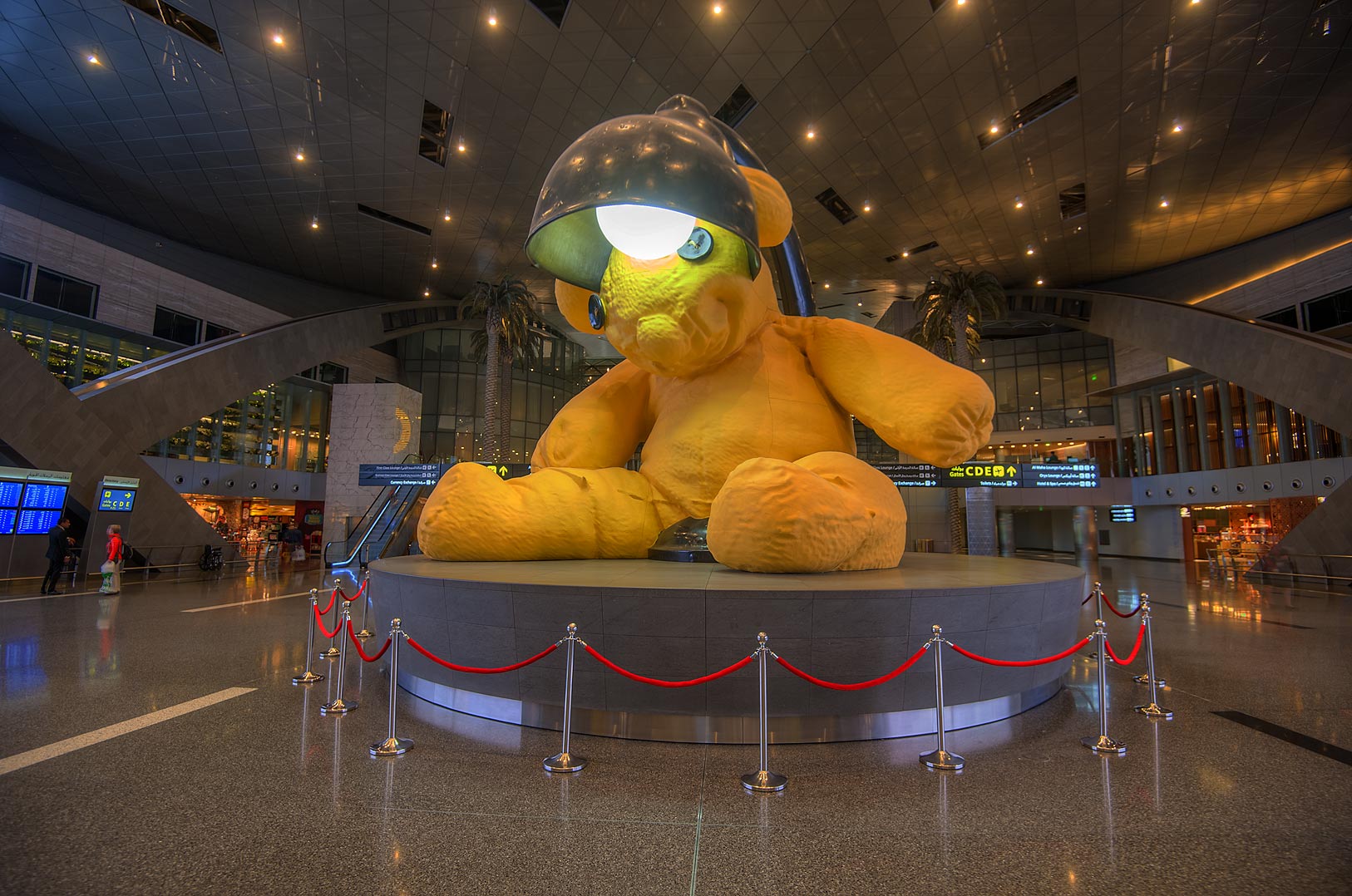 Der Teddybär von Urs Fischer am Flughafen Doha