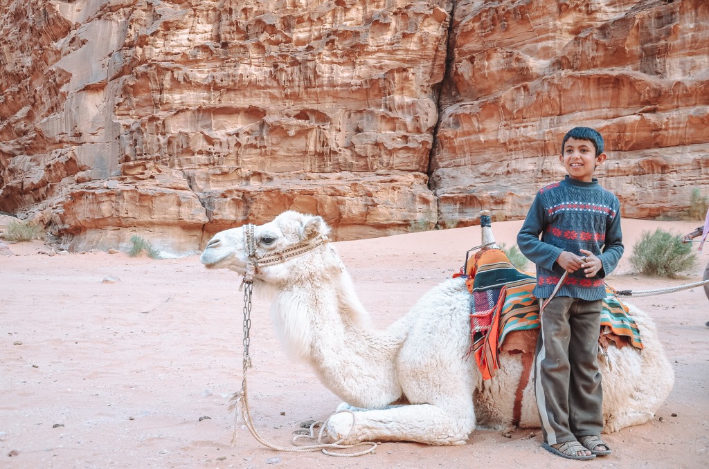 Ein Junge mit einem Kamel