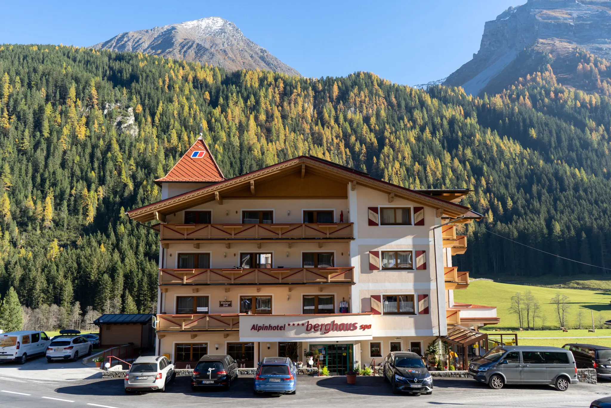 Von außen wirkt das Alpinhotel Berghaus Tux sehr traditionell