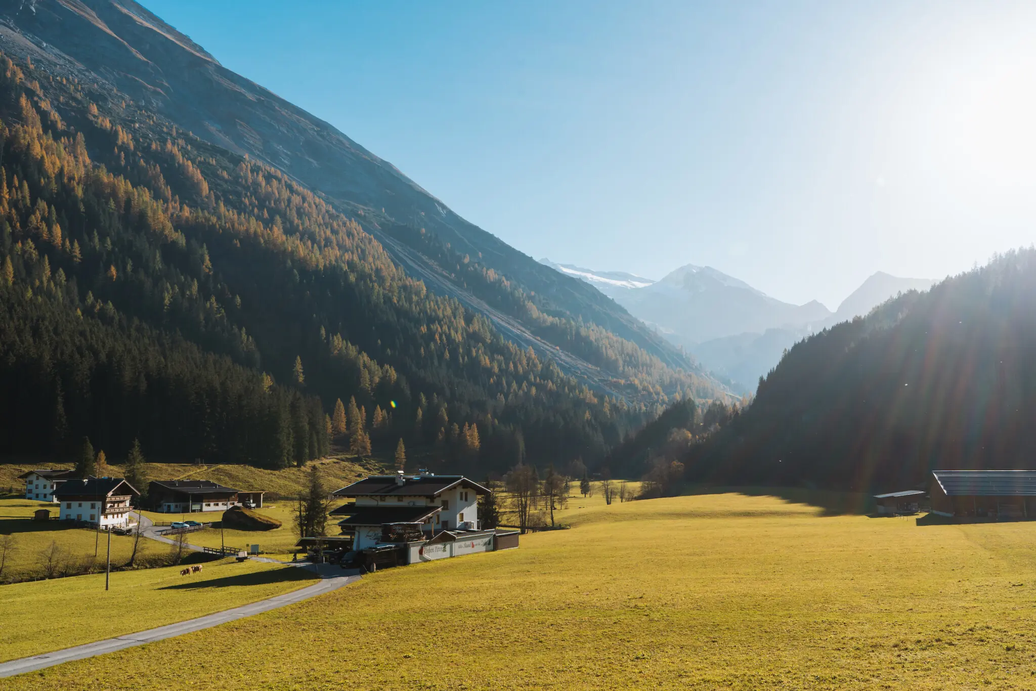 Die Landschaft rund um das Alpinhotel Berghaus Tux ist malerisch