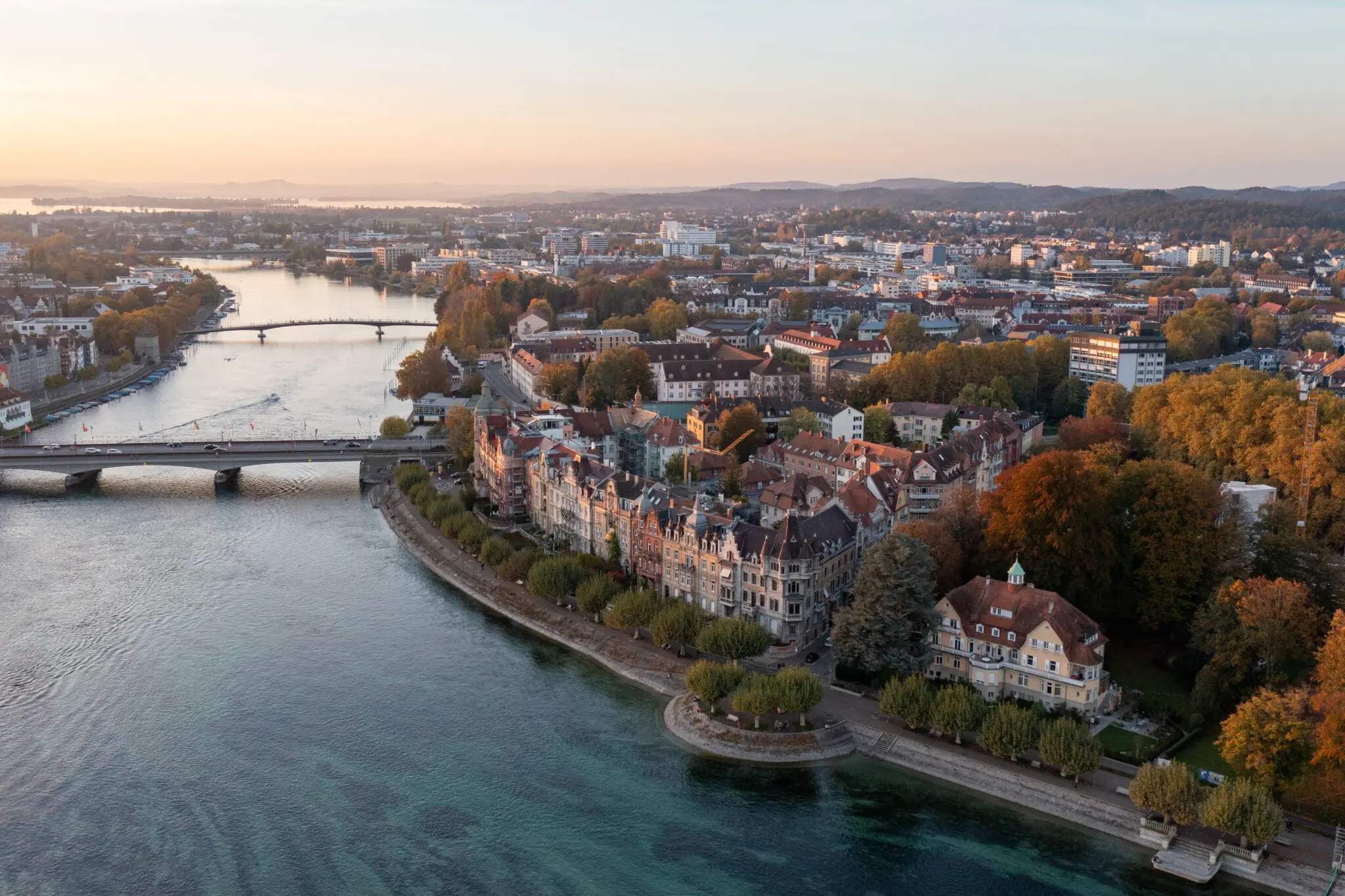 Konstanz beim Sonnenuntergang von oben aus Vogelperspektive