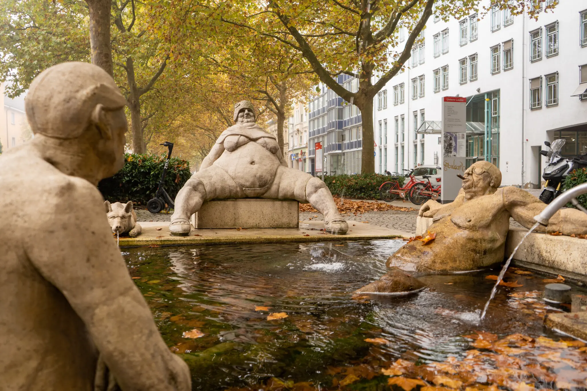 Der Peter-Lenk-Brunnen ist ein beliebtes Fotomotiv