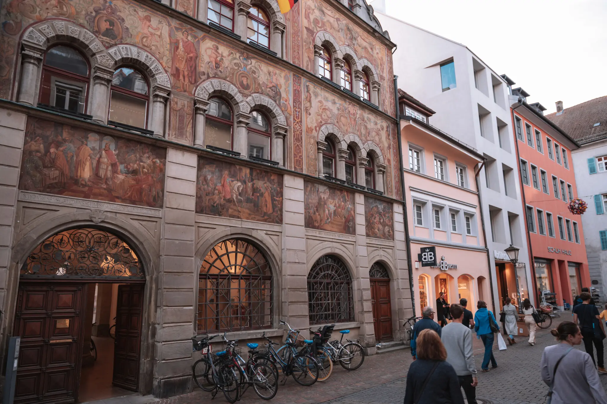 Das Rathaus Konstanz ist mitten in der Fußgängerzone