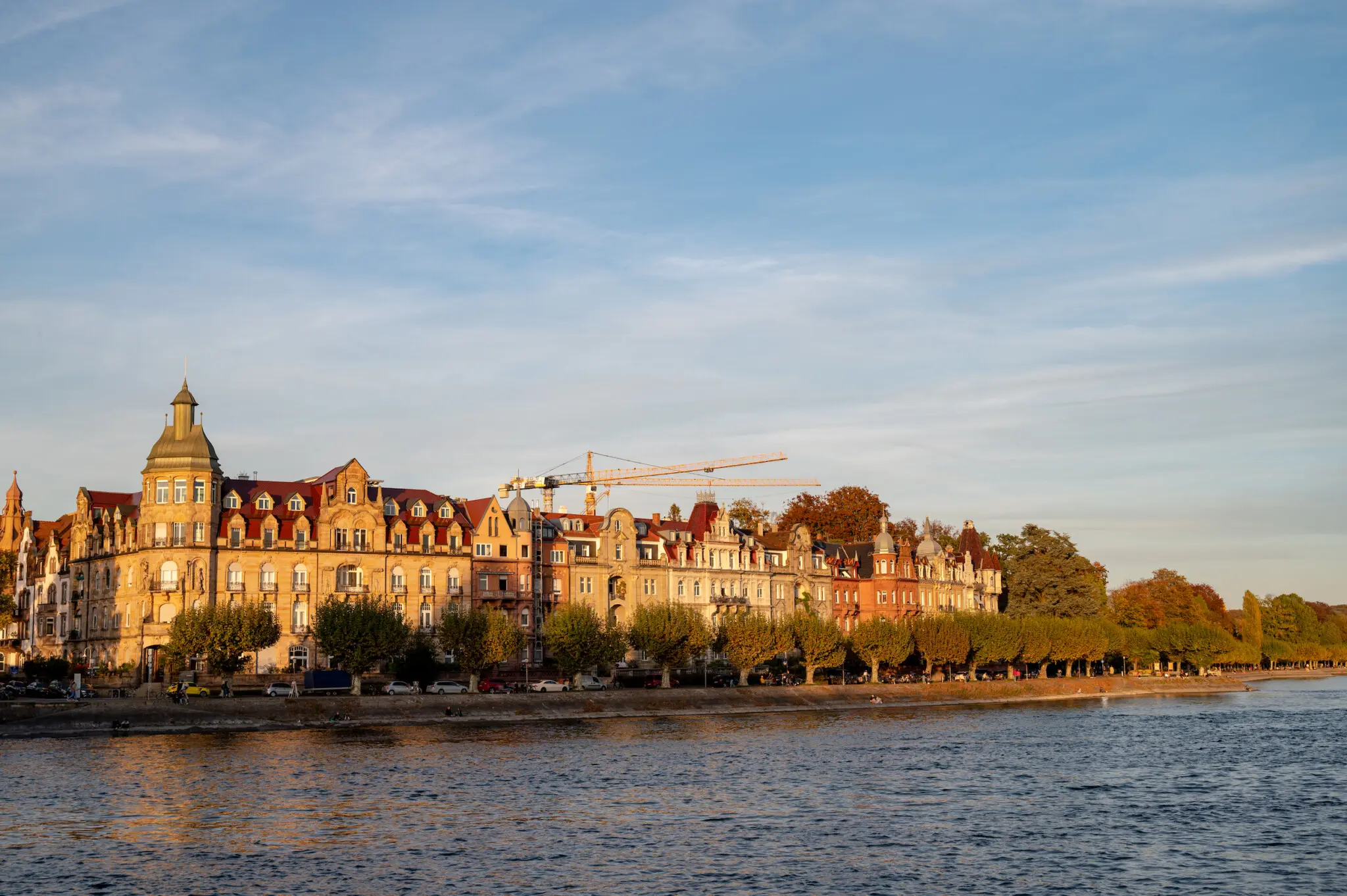 Die Seestraße ist vor allem zum Sonnenuntergang schön