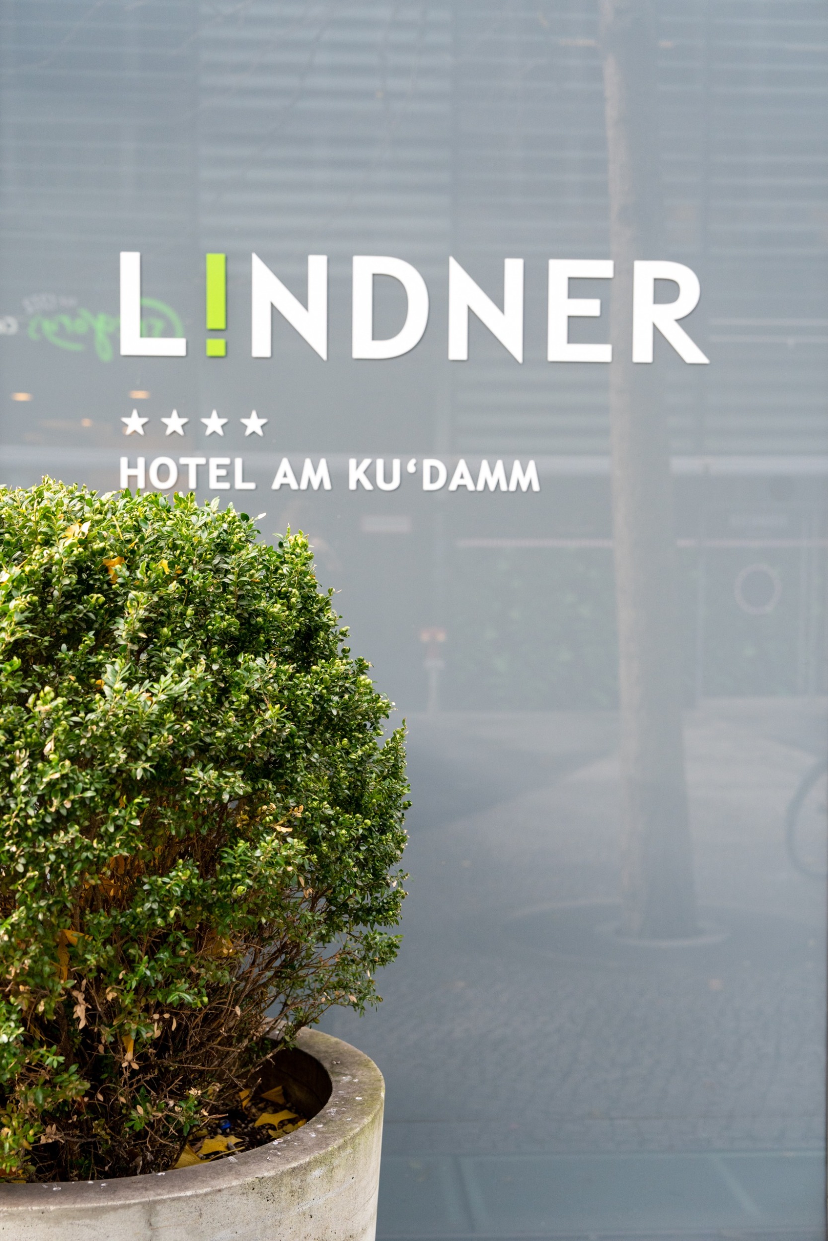 Eingangsbereich des Lindner Hotels am Ku'Damm in Berlin mit Logo