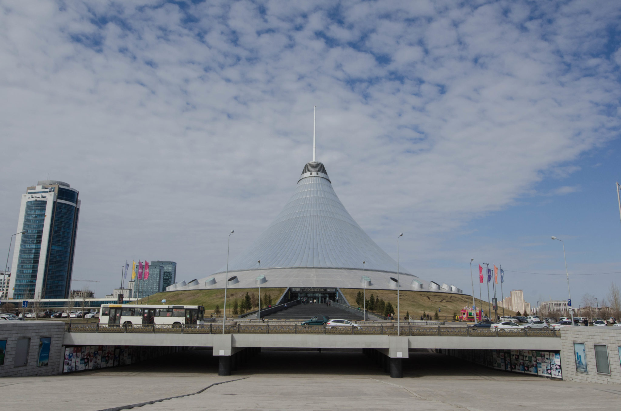 Der Bajterek Turm gehört zu den wichtigsten Sehenswürdigkeiten in Astana