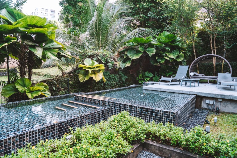 Im Außenbereich vom Lloyd's Inn Singapur befindet sich ein riesiger Pool