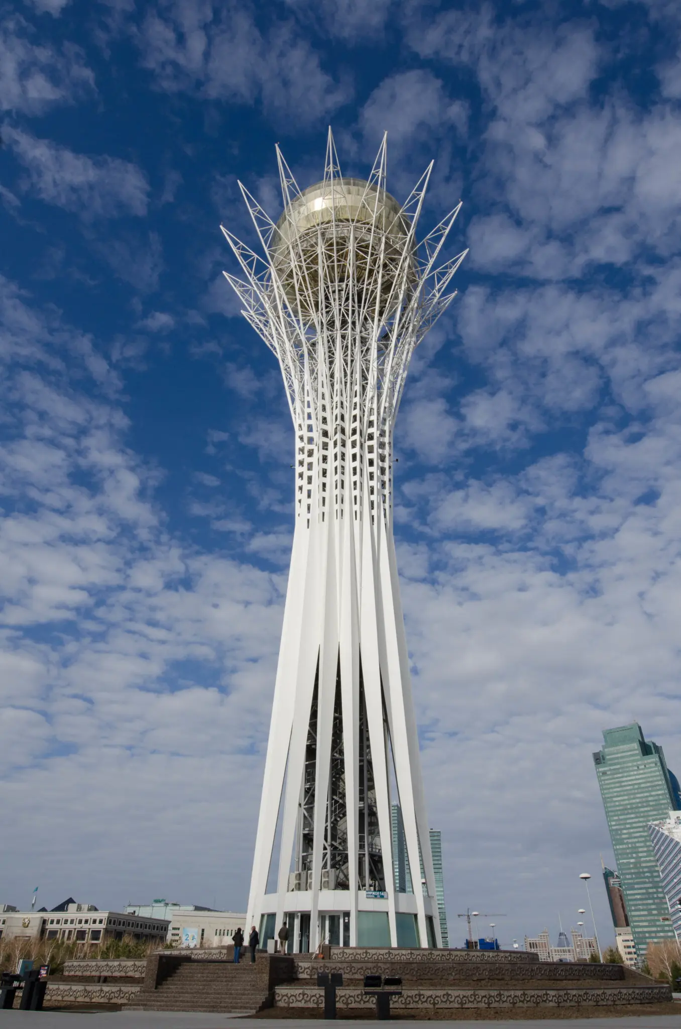 Bayterek Tower – eine der bekanntesten Sehenswürdigkeiten in Astana