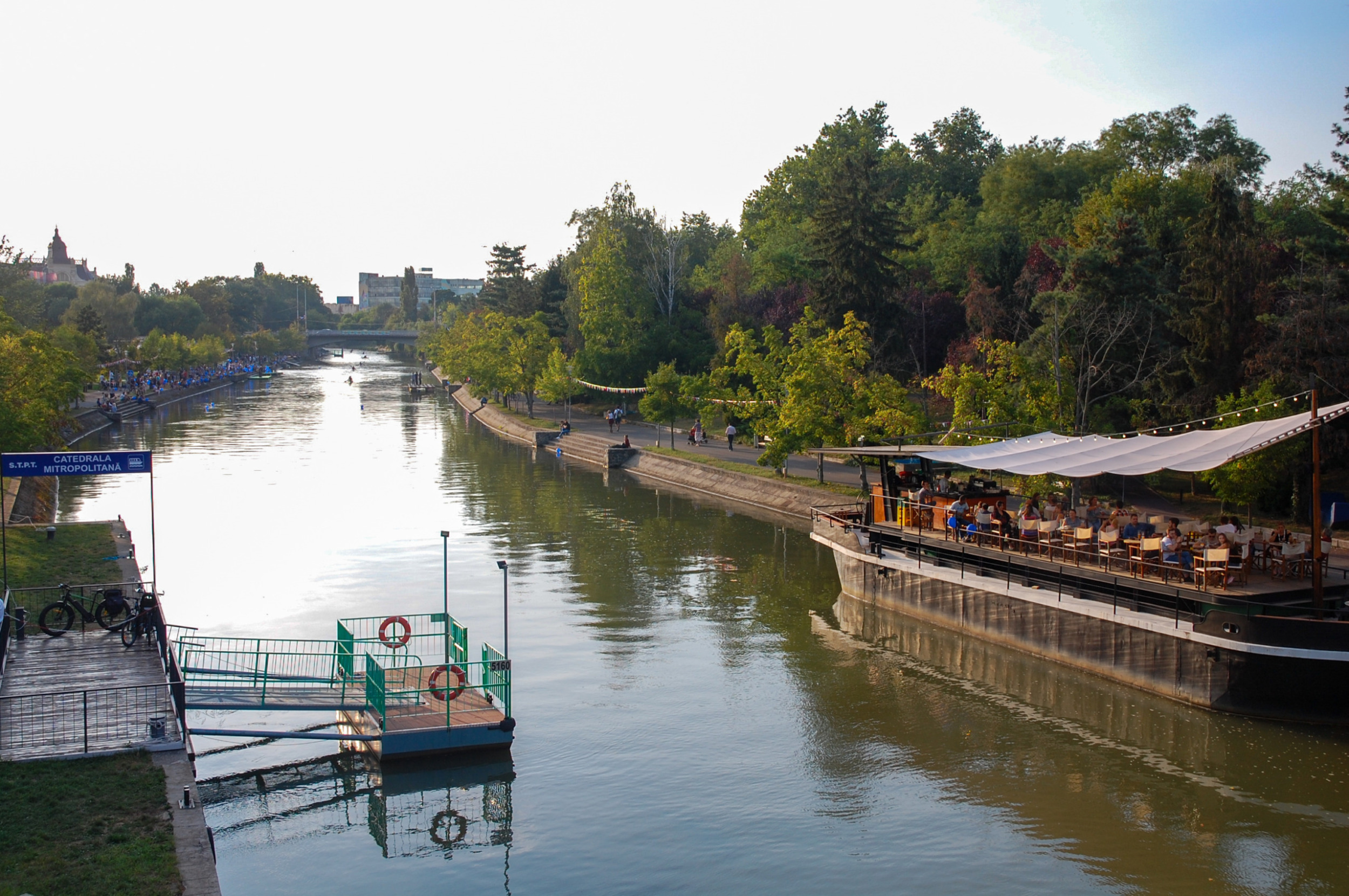 An der Bega in Timişoara kann man abends gut sitzen