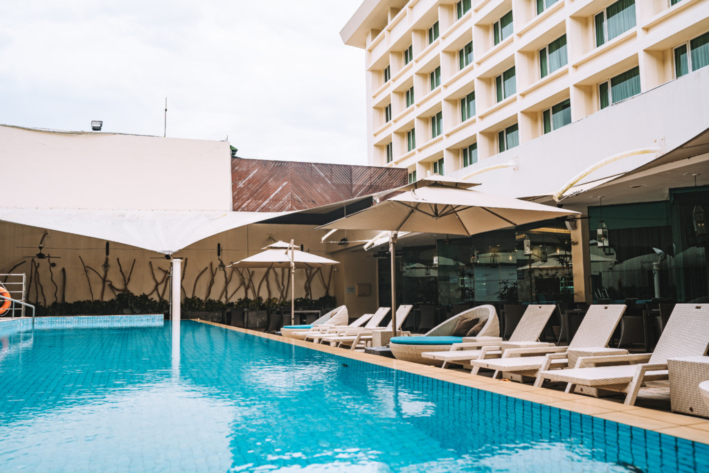 Der Pool ist für ein Stadthotel in Asien recht ungewöhnlich, aber toll