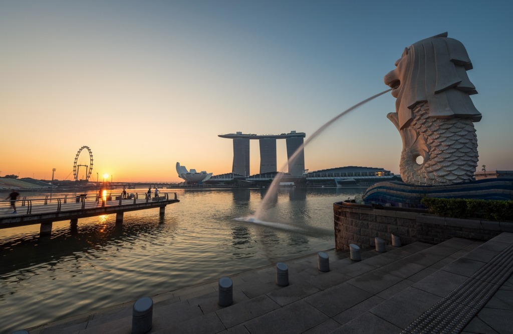 Merlin vor dem Marina Bay Sands in Singapur