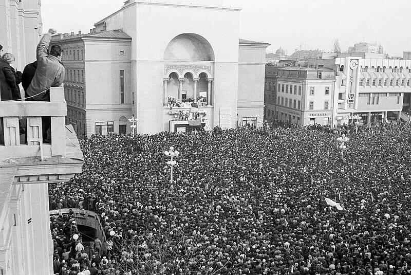 Am 20. Dezember 1989 wurde Temeswar vom Balkon der Oper vor zehntausenden Menschen, die sich zwischen Oper und Kathedrale versammelt hatten, zur ersten freien Stadt Rumäniens ausgerufen. Quelle: timpul.md