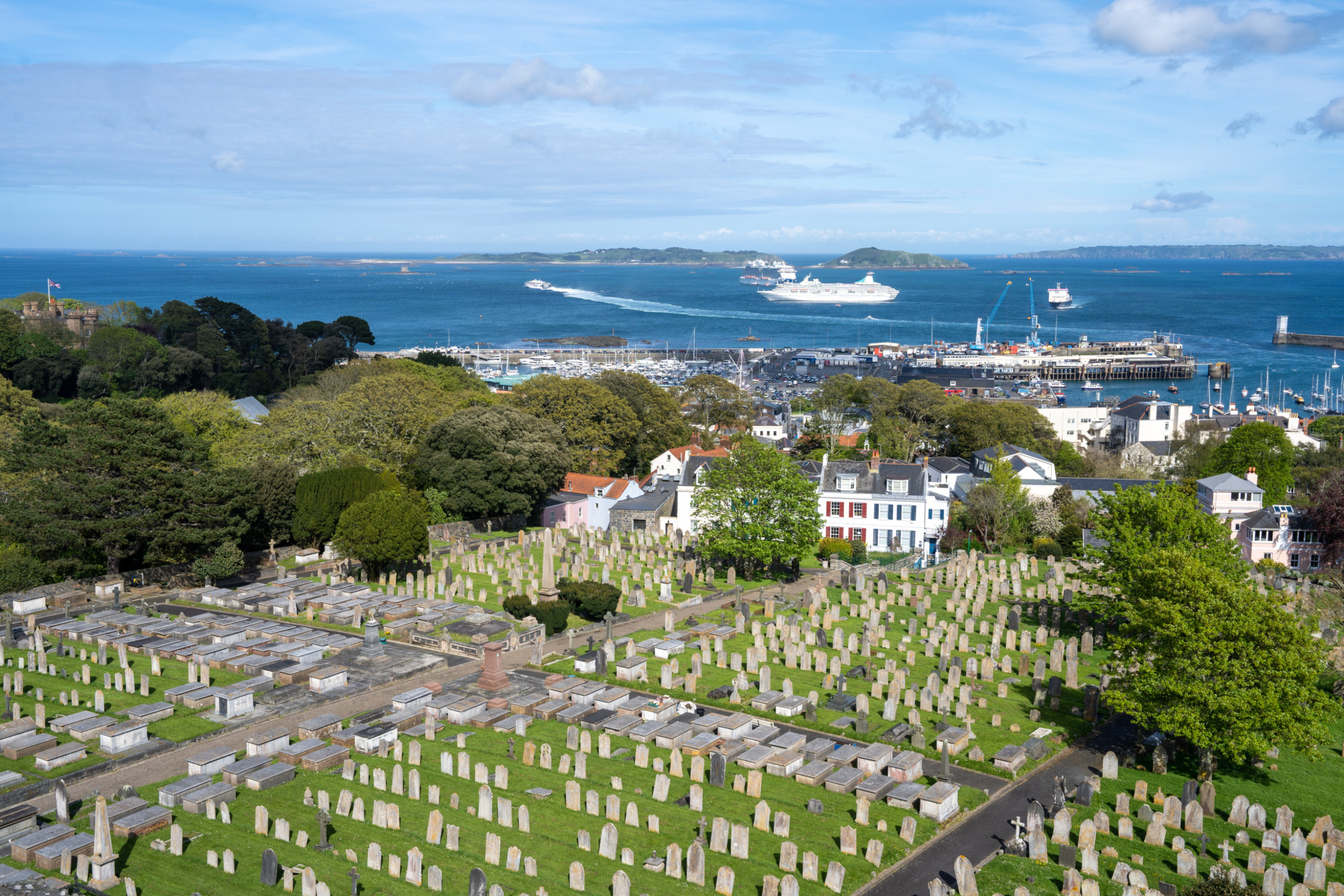 Ausblick auf den riesigen Friedhof vom Victoria Tower aus