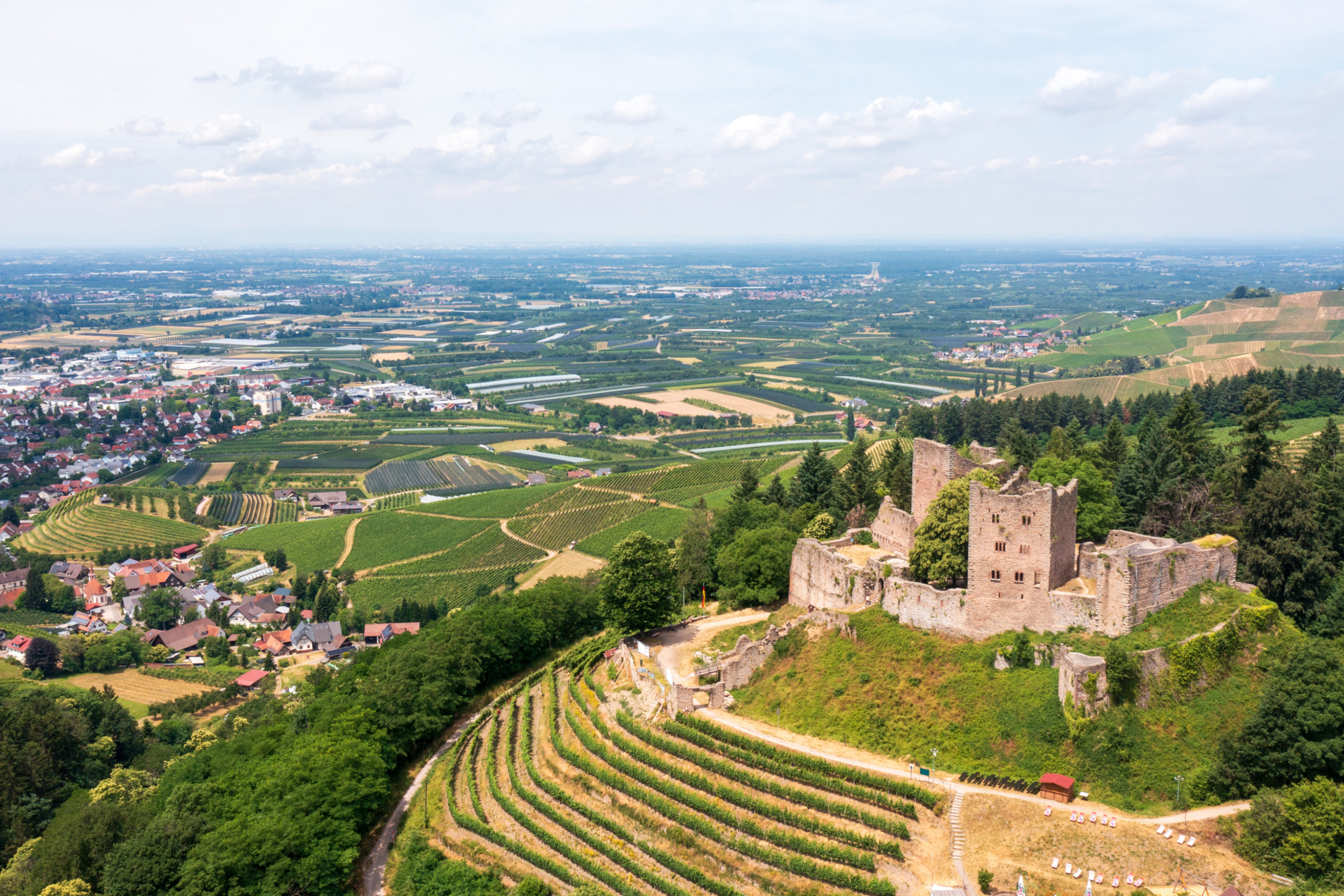 Die Burgruine Schauenburg gibt als Highlight im Schwarzwald einen tollen Ausblick auf die Region