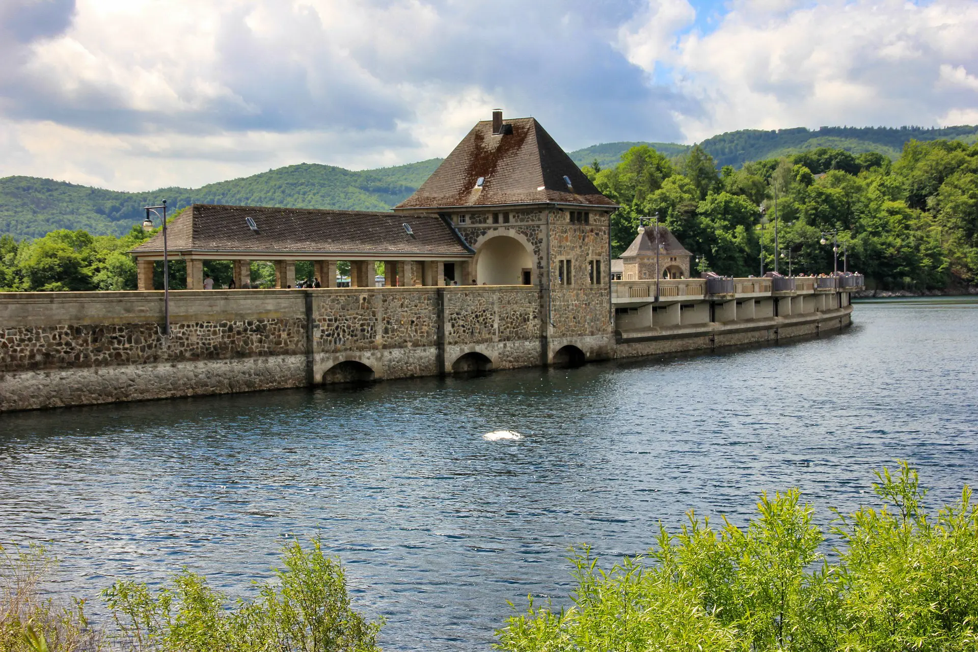 Der Edersee liegt im Nationalpark Kellerwald-Edersee und is rund 2 Stunden von Frankfurt am Main entfernt