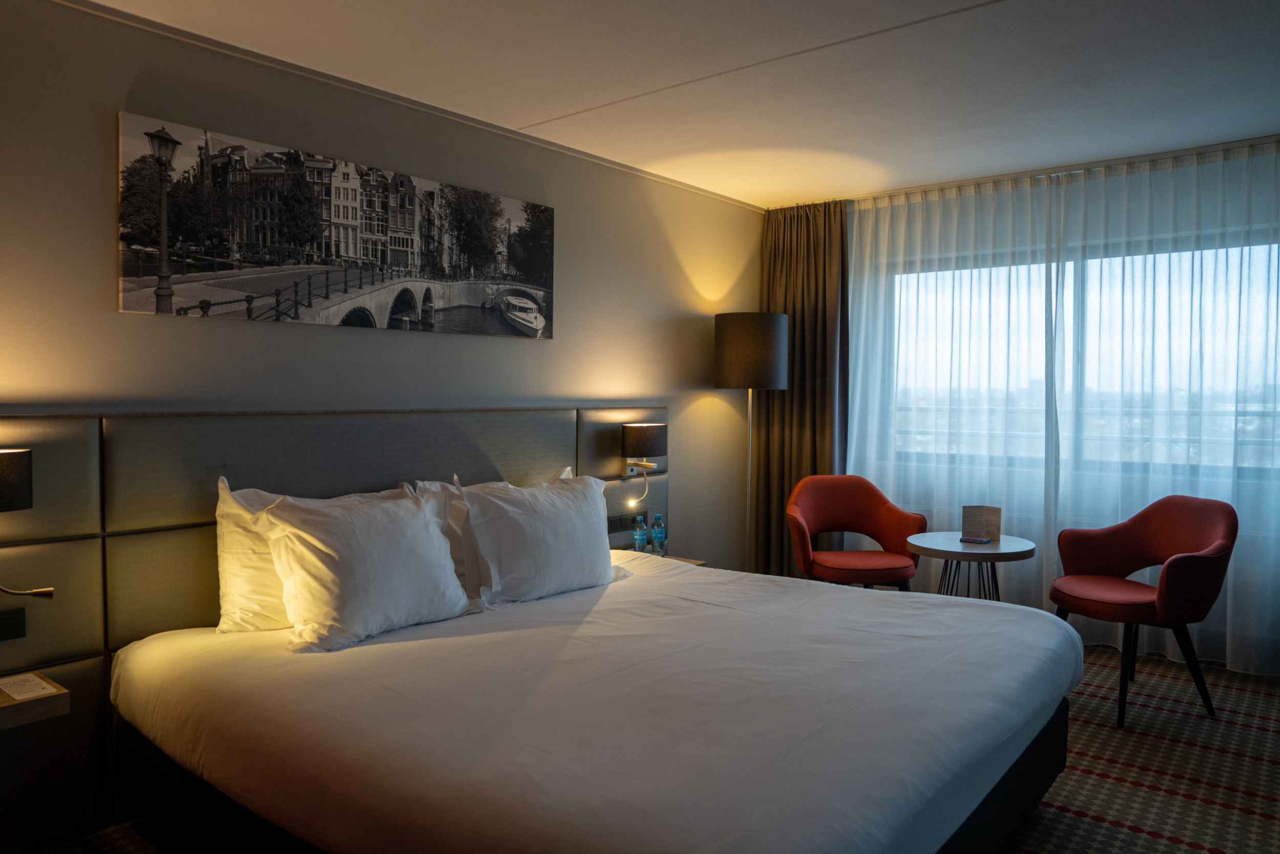 Die Zimmer im Ramada by Wyndham am Schiphol-Airport sind super geräumig