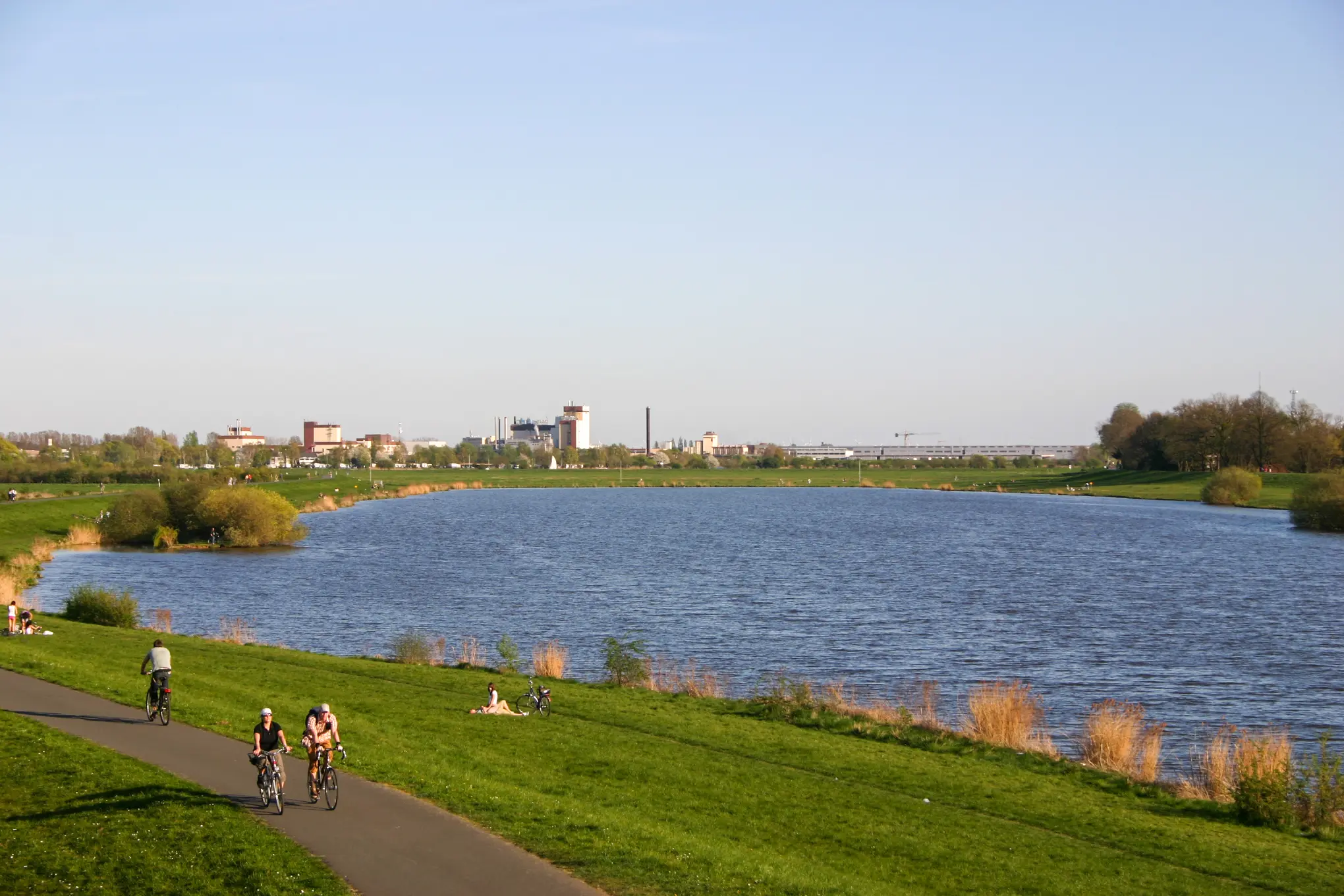 Viele Bremer zieht es in den Sommermonaten jedes Wochenende an den Werdersee