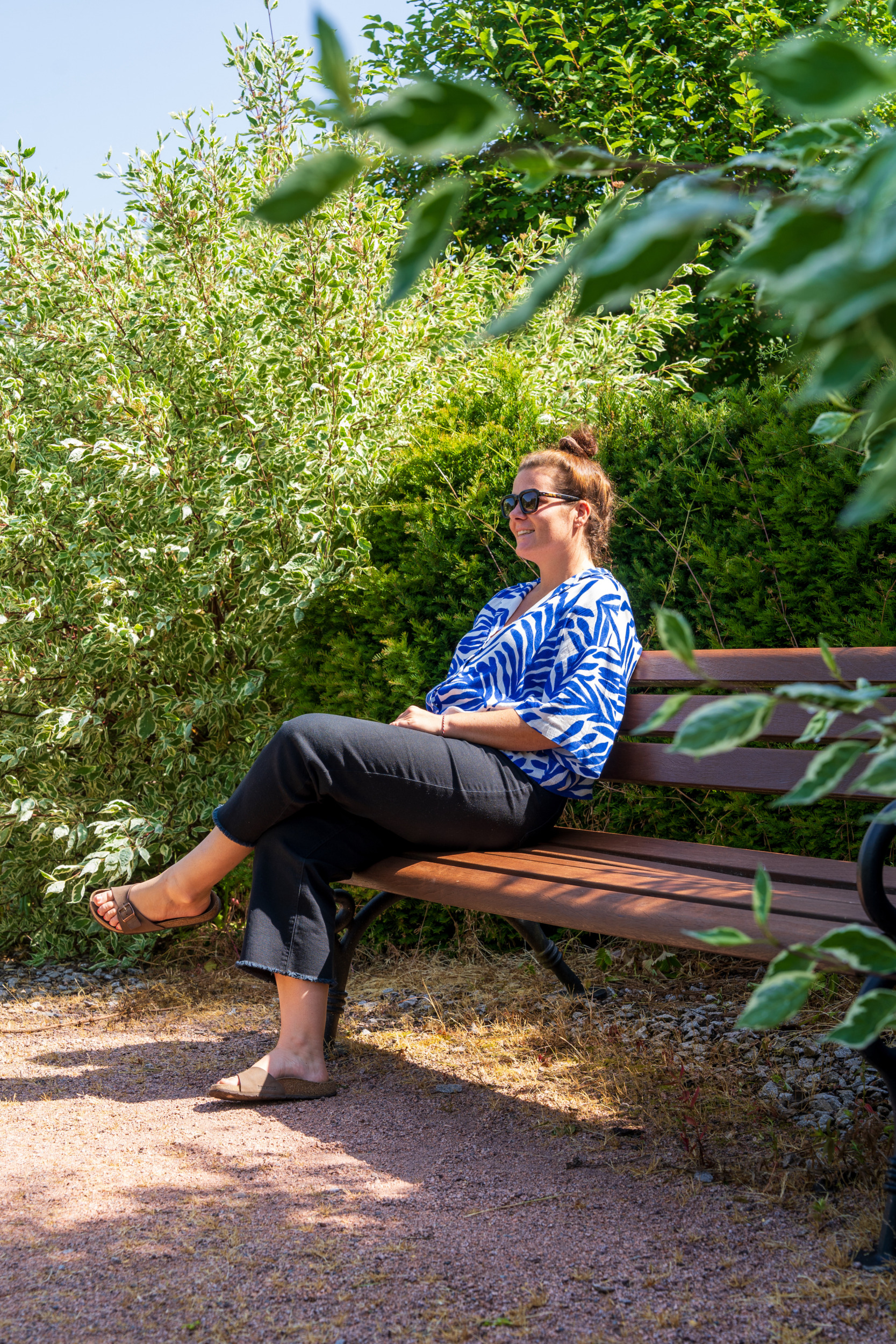 Bank im Garten des Hotels Bareiss