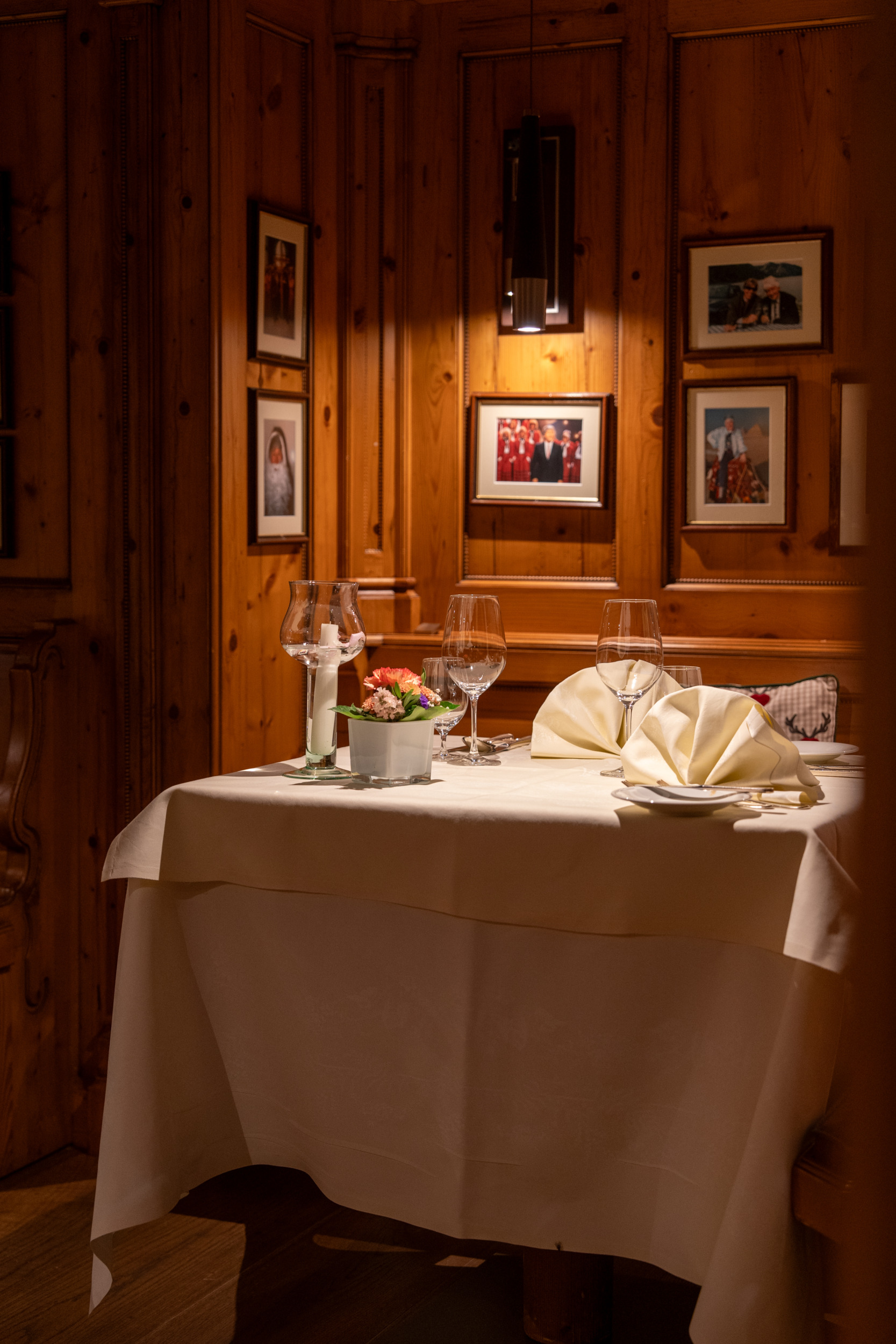 Gedeckter Tisch in der Schwarzwaldstube im Hotel Dollenberg