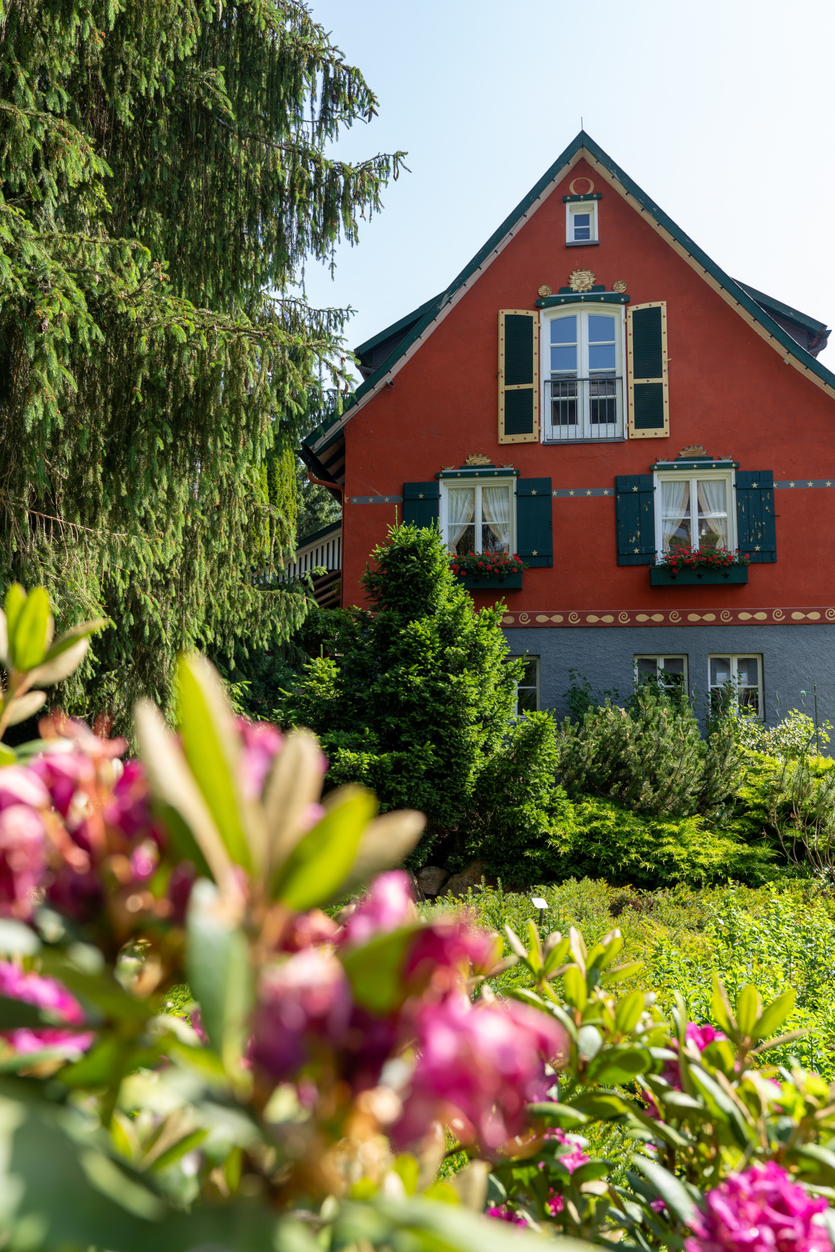 Gebäude der Villa Kunterbunt im Hotel Bareiss
