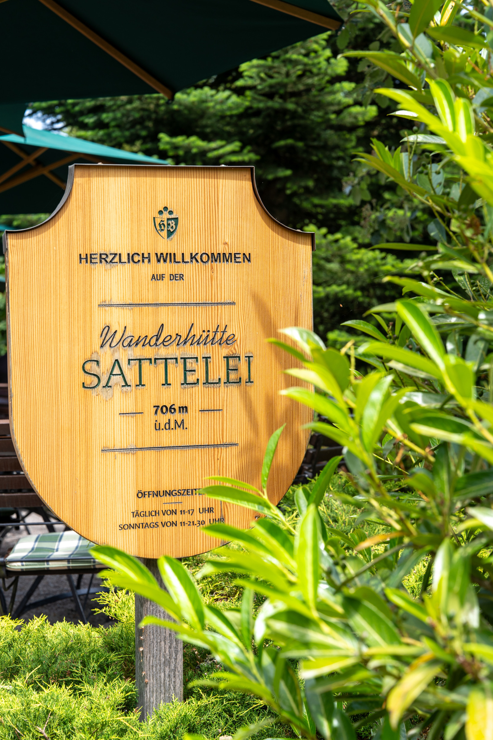 Schild der Wanderhütte Sattelei des Hotels Bareiss