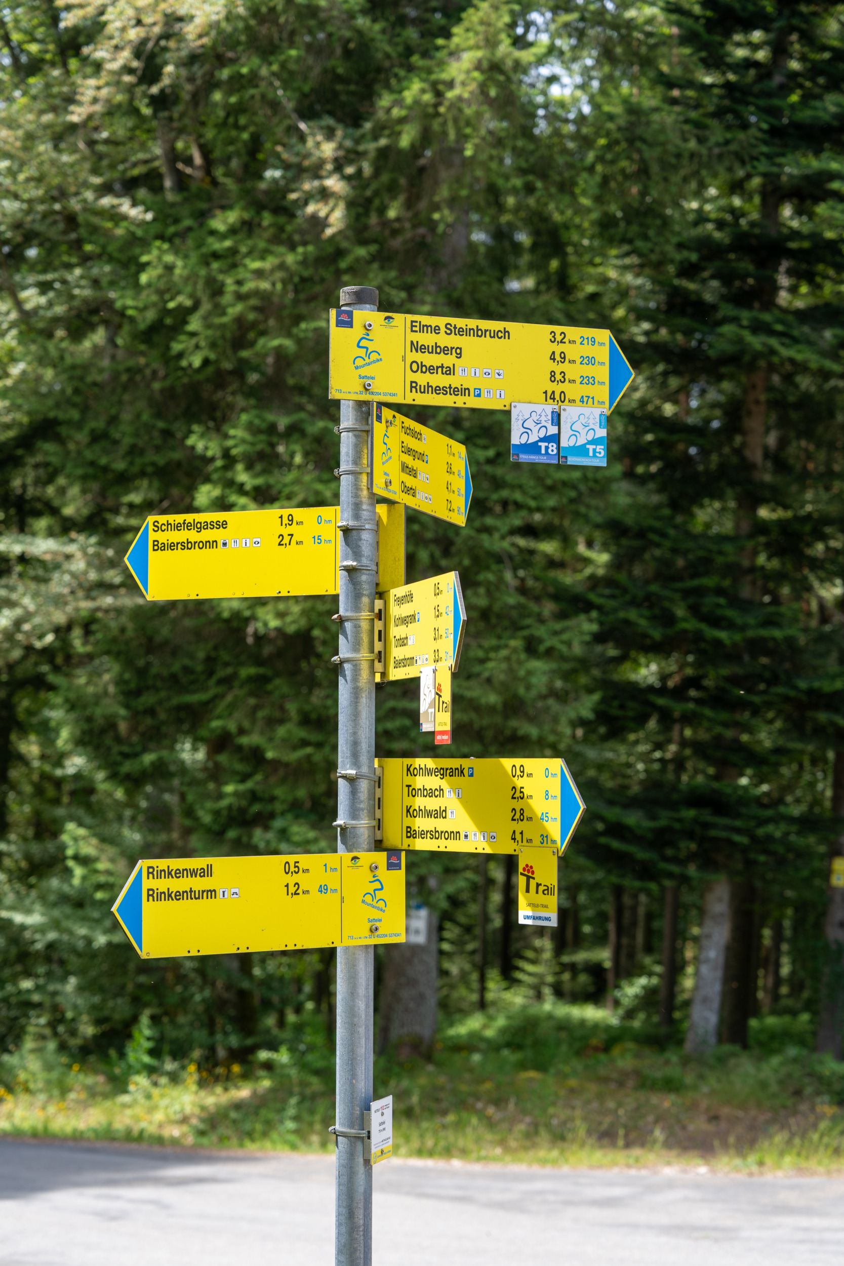 Wegweiser auf einer Wanderung in der Nähe des Hotels Bareiss