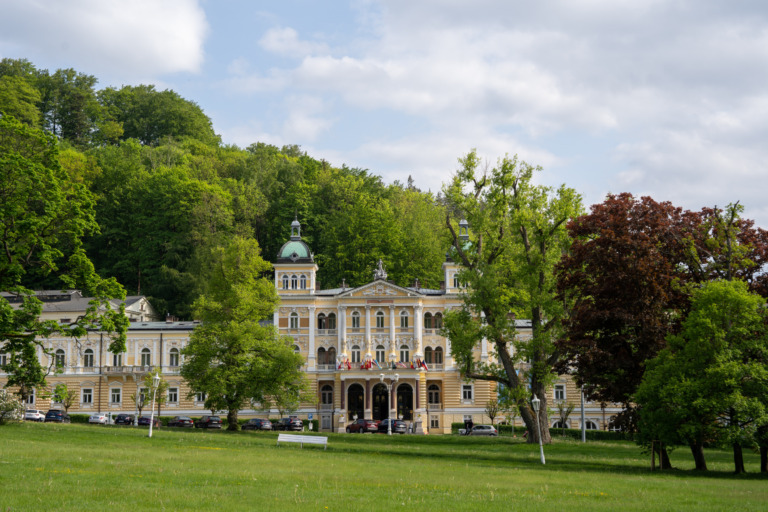 Von Außen wirkt das Ensana Nové Lázně absolut majestätisch