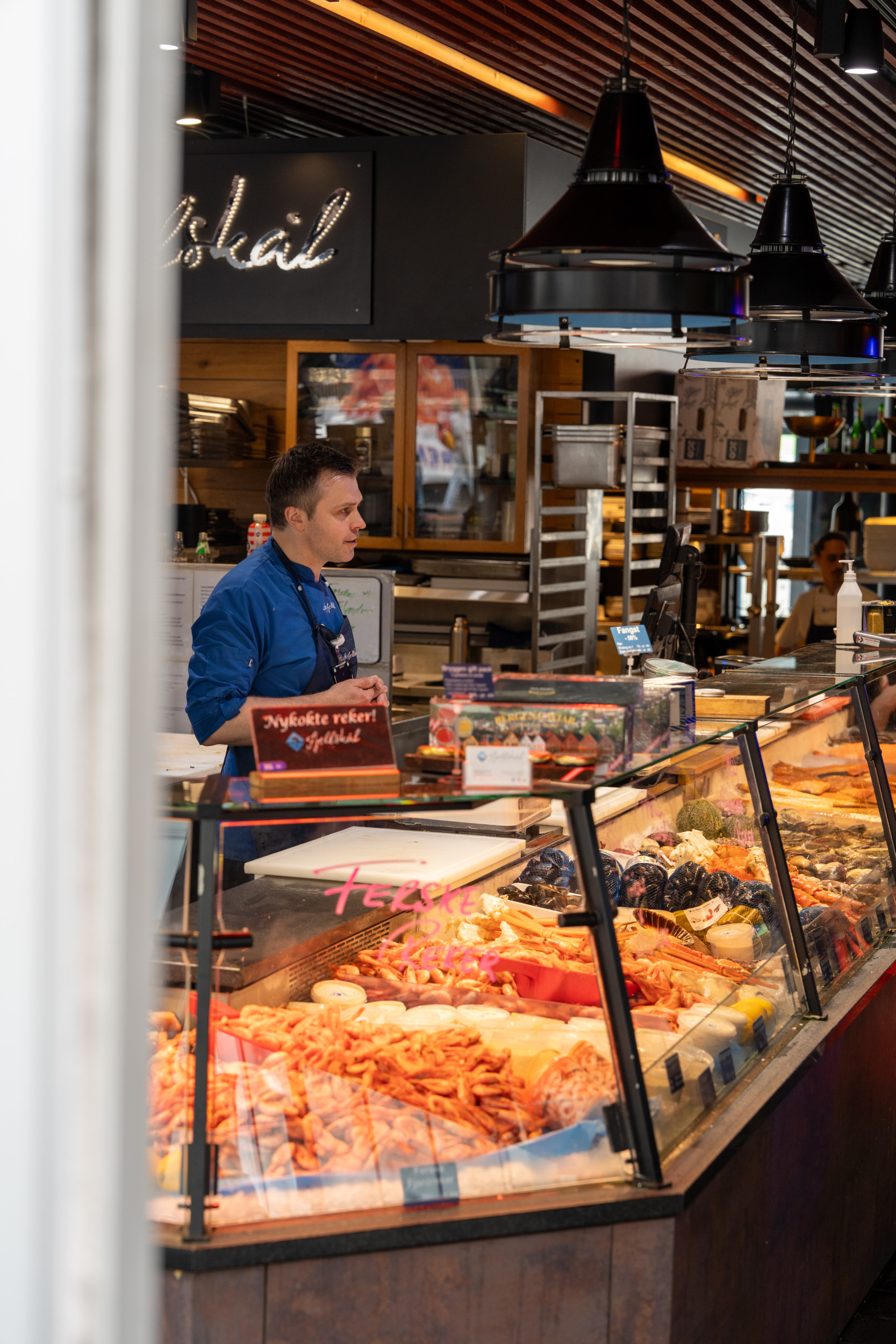 Verkäufer auf dem Fischmarkt in Bergen