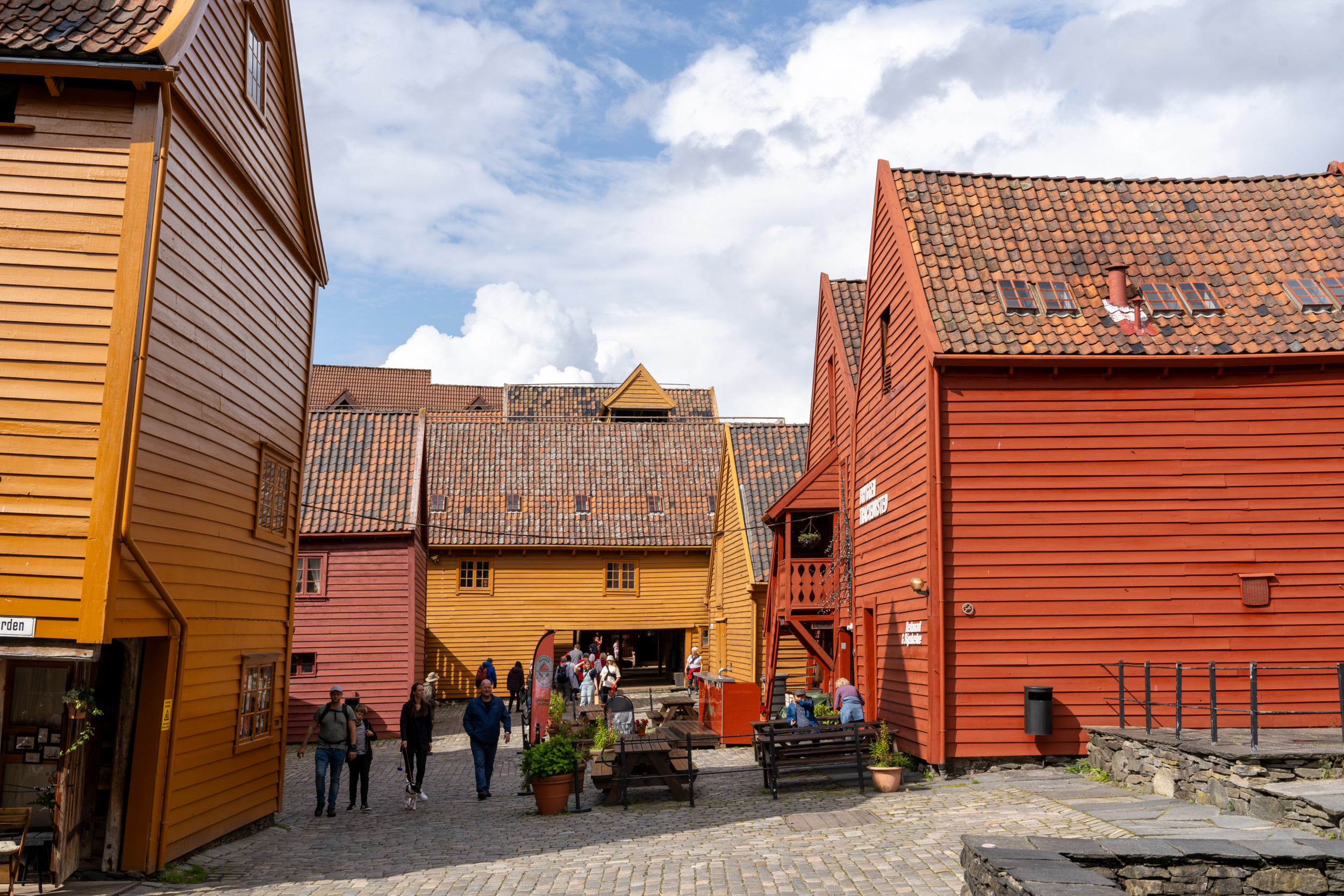 Das Hanseviertel Bryggen gehört zu den bekanntesten Sehenswürdigkeiten in Bergen