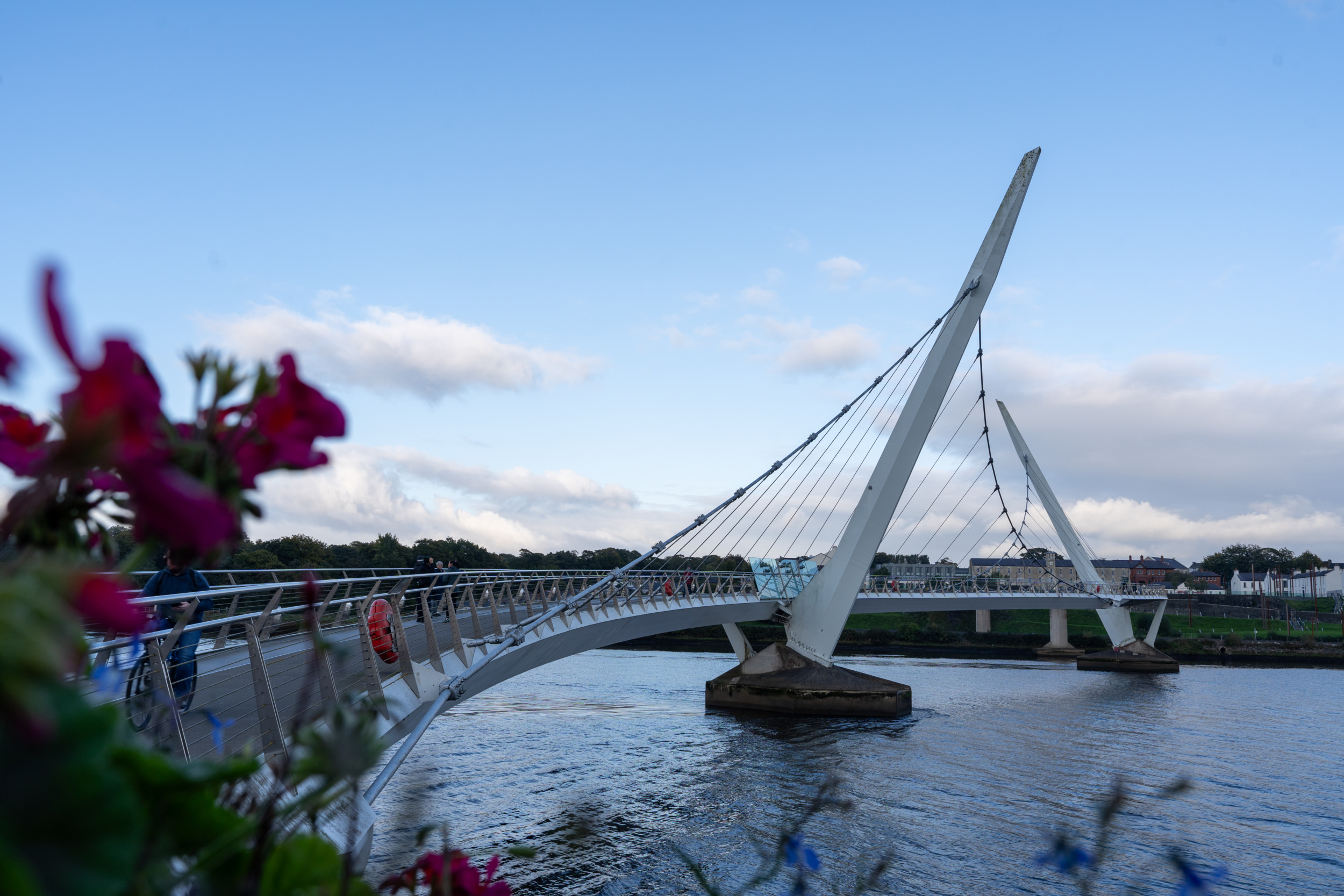 Die Peace Bridge in Derry/Londonderry ist ein architektonisches Highlight