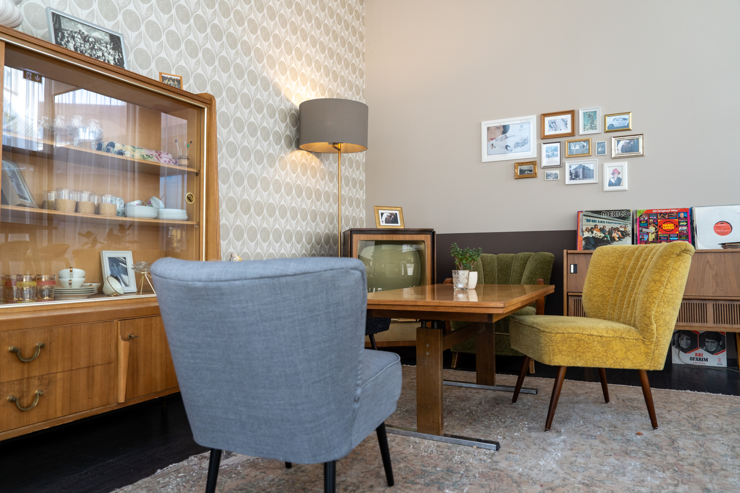 Die coole Lounge im Vienna House Easy by Wyndham in Osnabrück im 60s-Style