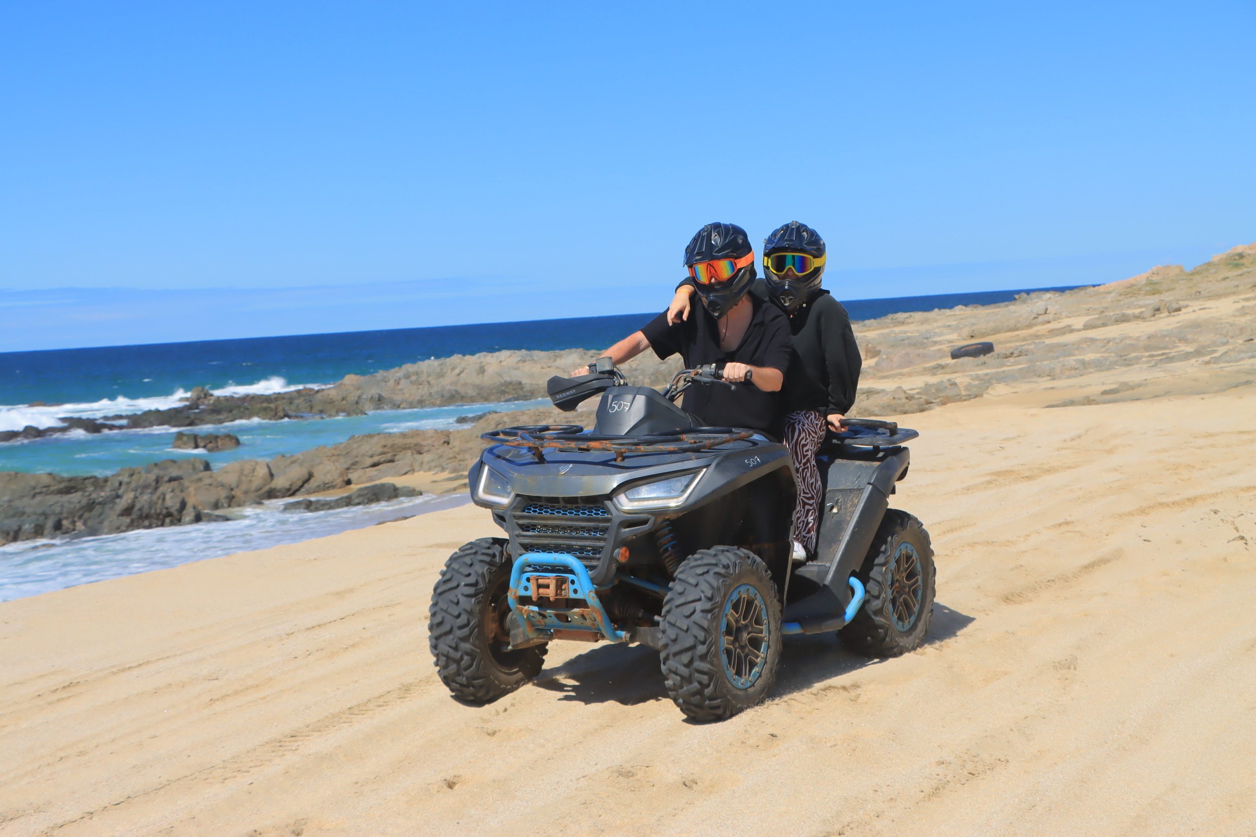 Mit den ATVs heizt ihr direkt am Strand entlang