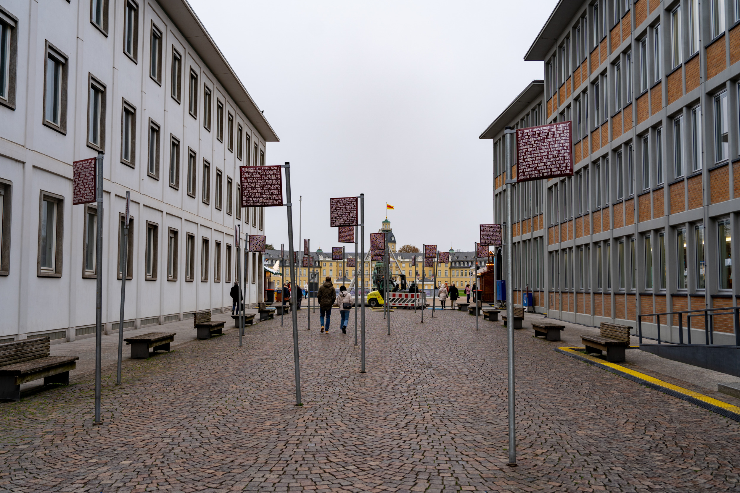 Der Platz der Grundrechte in Karlsruhe bietet euch tolle Fotomotive