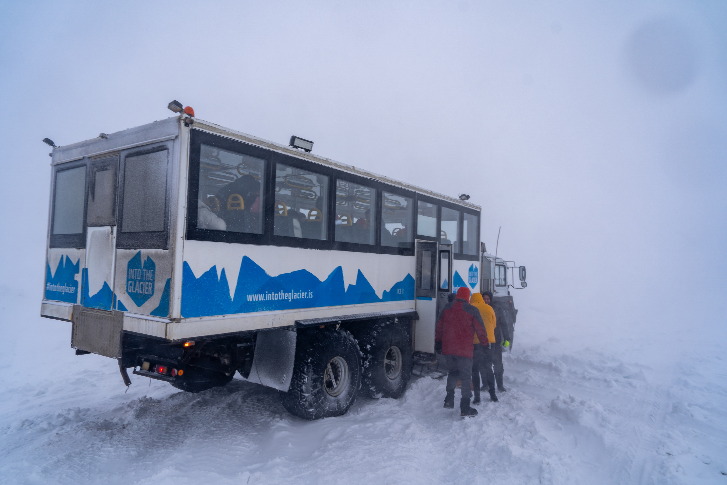 Mit diesem gigantischen Bus geht's rauf auf den Gletscher