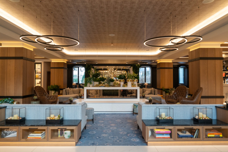 Die Lobby des Die Einrichtung des Restaurants im DoubleTree by Hilton Berlin Ku'damm erinnert eher an eine Lounge, ist stylisch und super schick