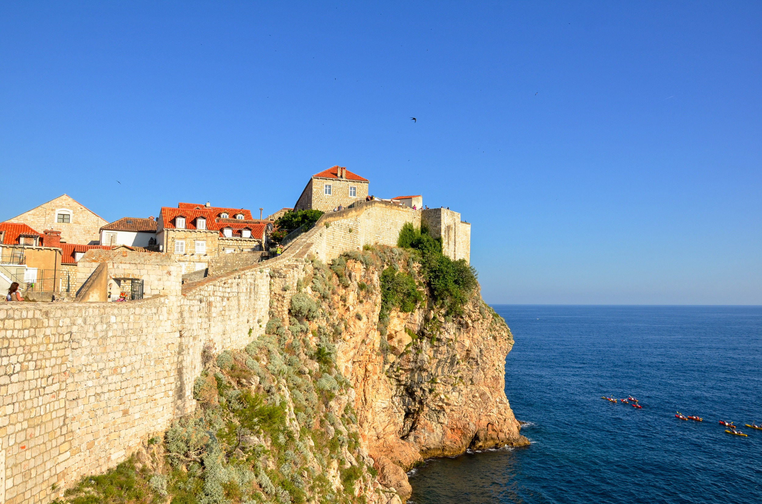 Die schönsten Spaziergänge könnt ihr entlang der Stadtmauer von Dubrovnik führen
