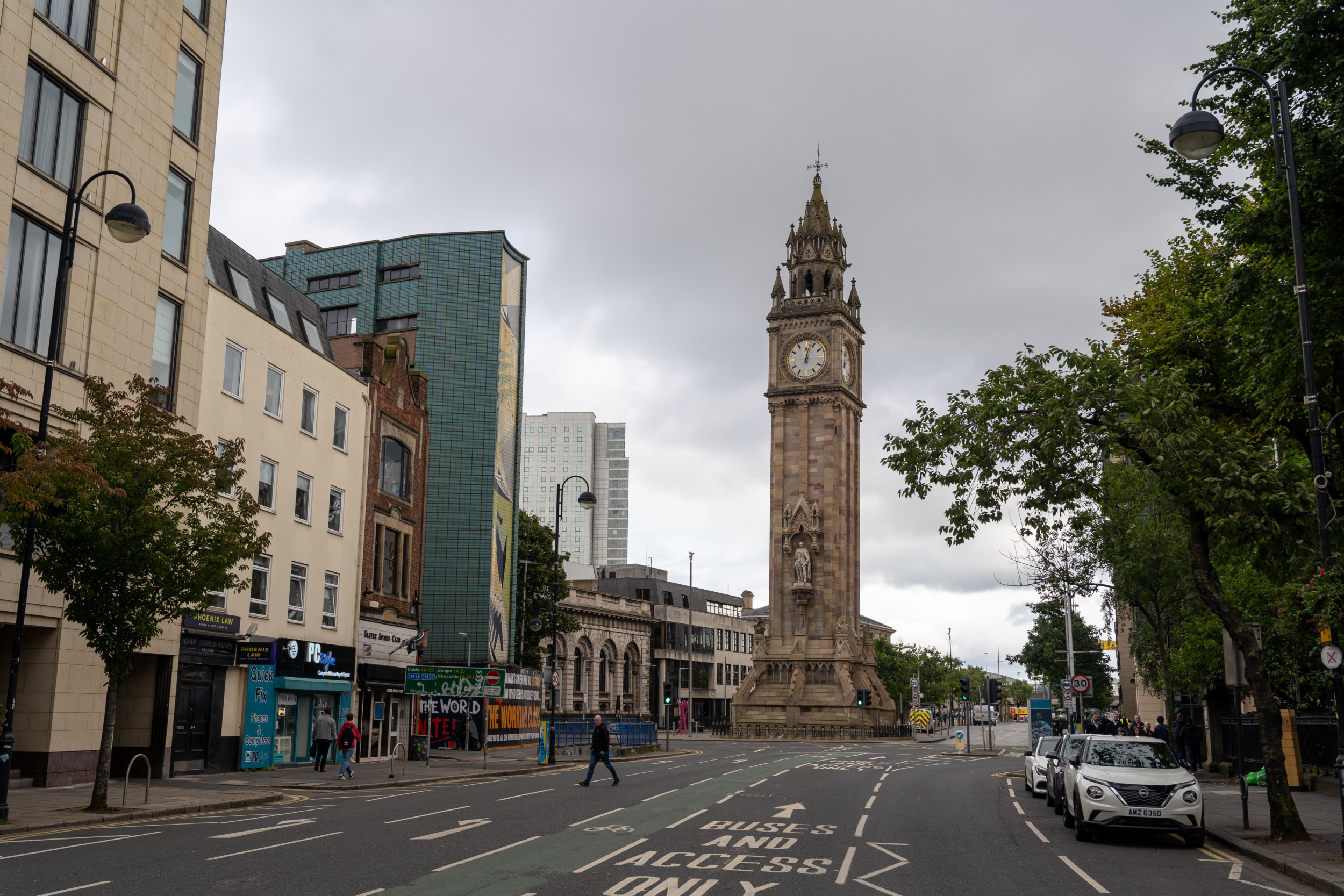 Der Albert Memorial Clock Tower befindet sich direkt in Belfast