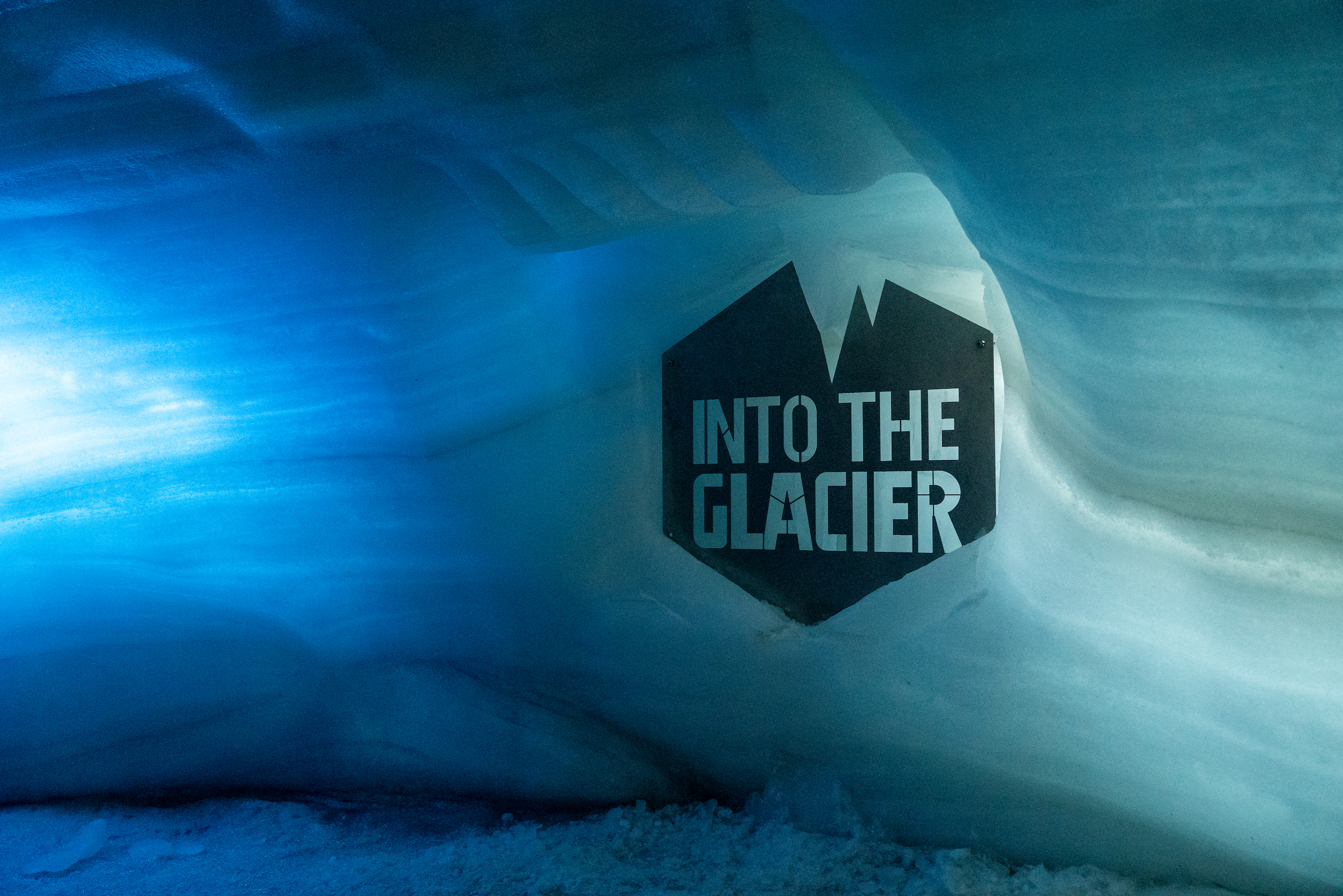 Die 'Into the Glacier'-Tour führt euch in das Herz eines echten Gletschers