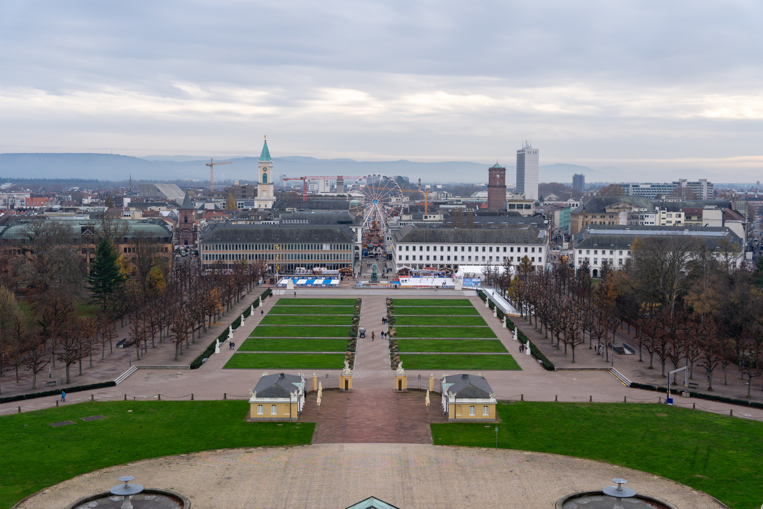 Vom Schlossturm in Karlsruhe habt ihr einen tollen Blick auf die gesamte Anlage