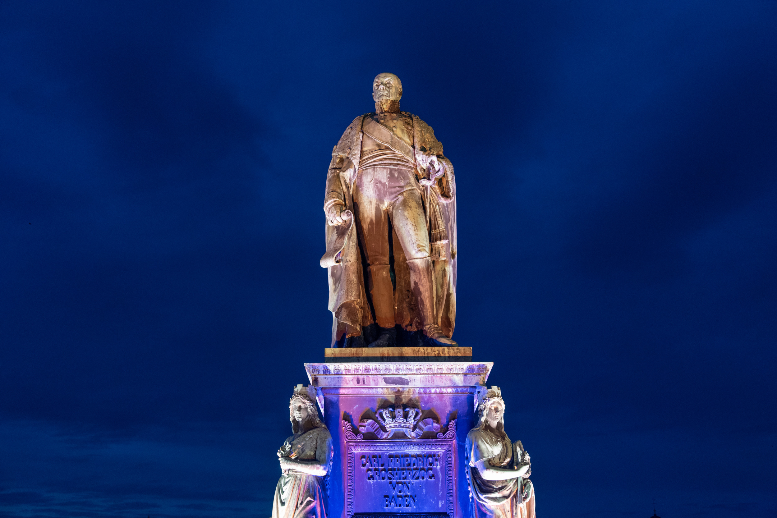 Die Statue von Großherzog Karl-Friedrich bewacht die Innenstadt von Karlsruhe