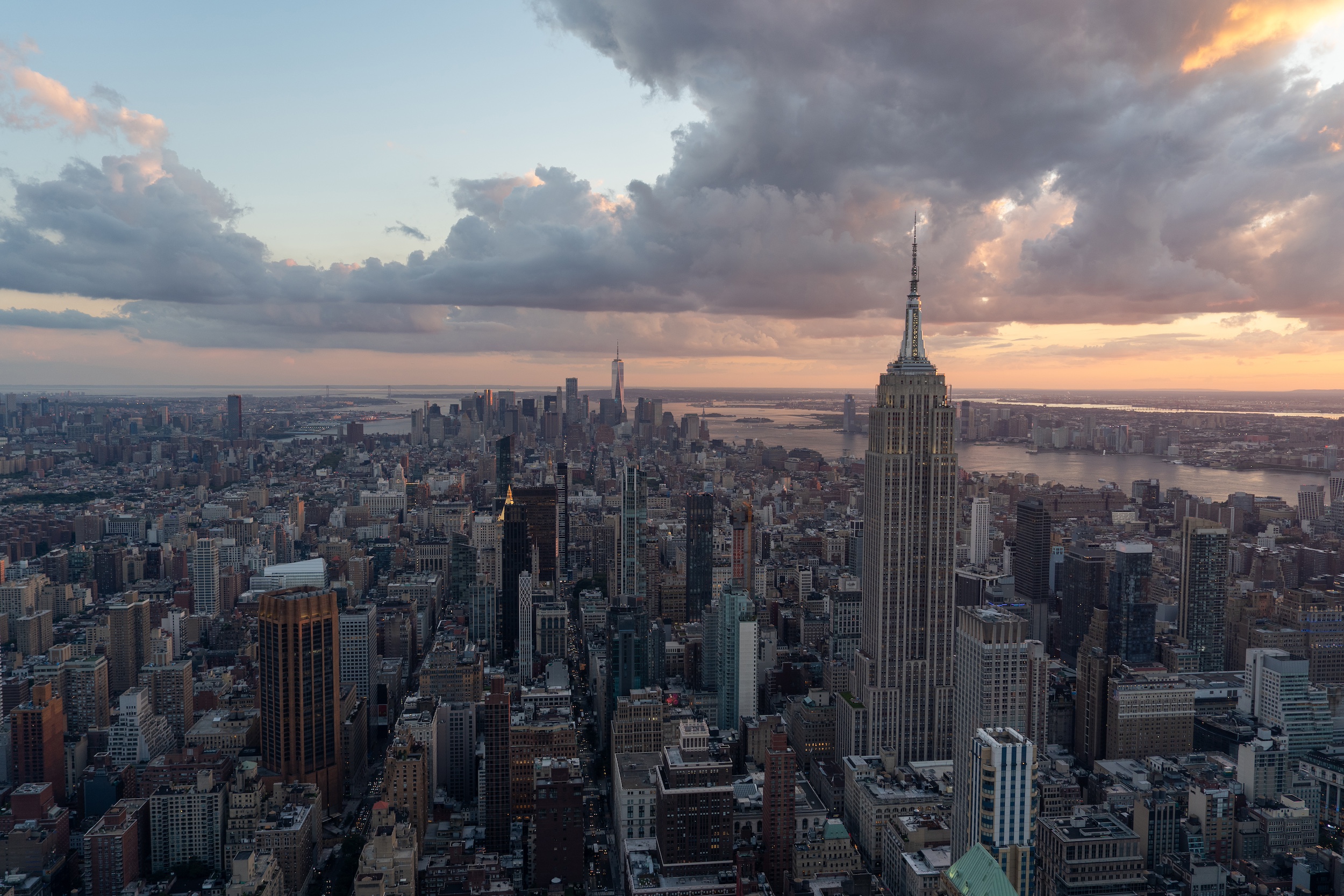 Zahlreiche Rooftopbars bieten euch einen tollen Blick über New York